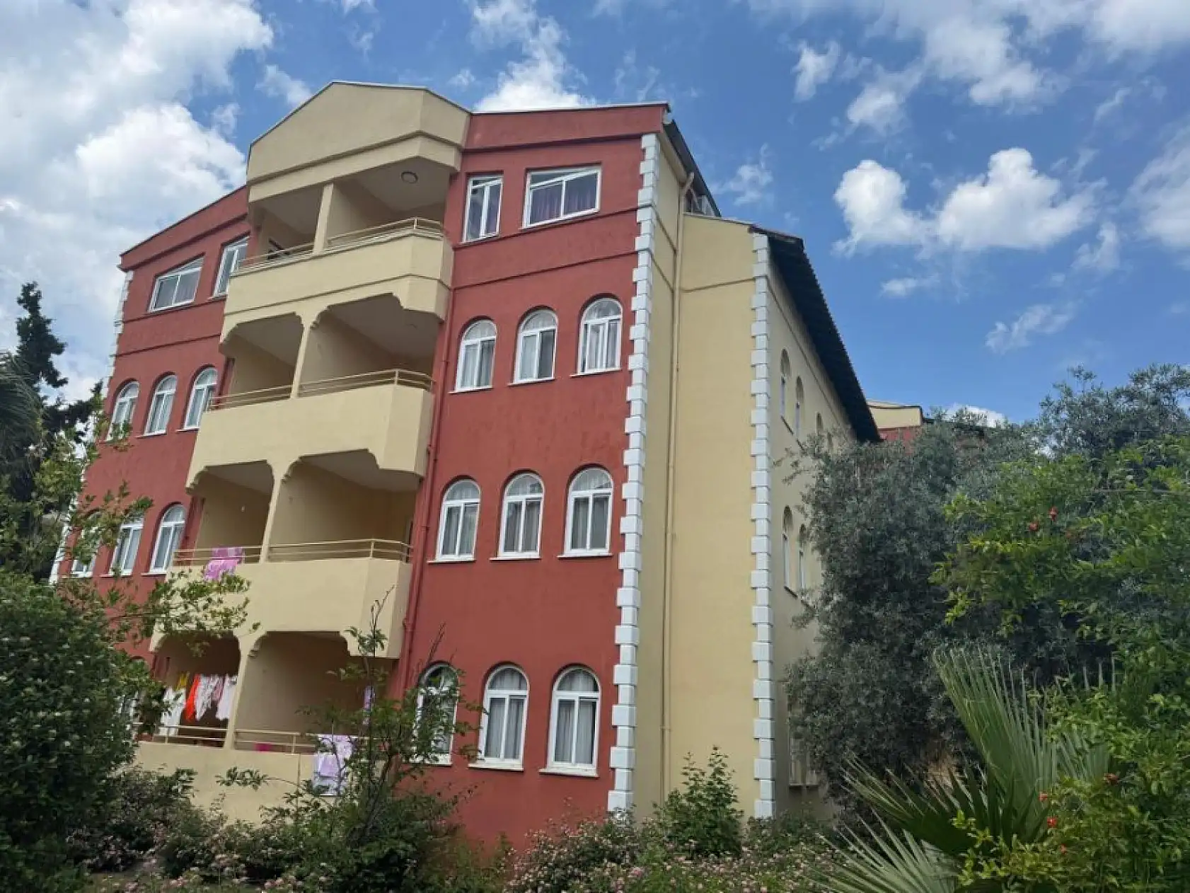 Marmaris'te apartın çatı katından düşen İngiliz turist hayatını kaybetti