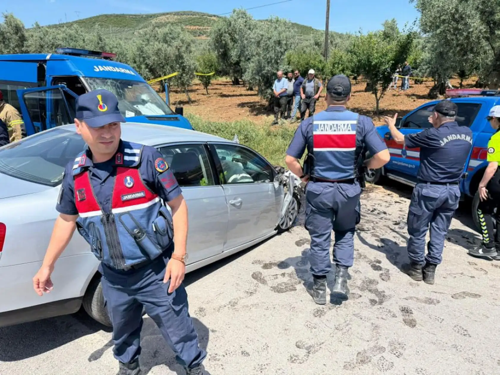 Hatalı sollama yapan otomobil jandarma ekibiyle çarpıştı: 1 ölü 2 yaralı