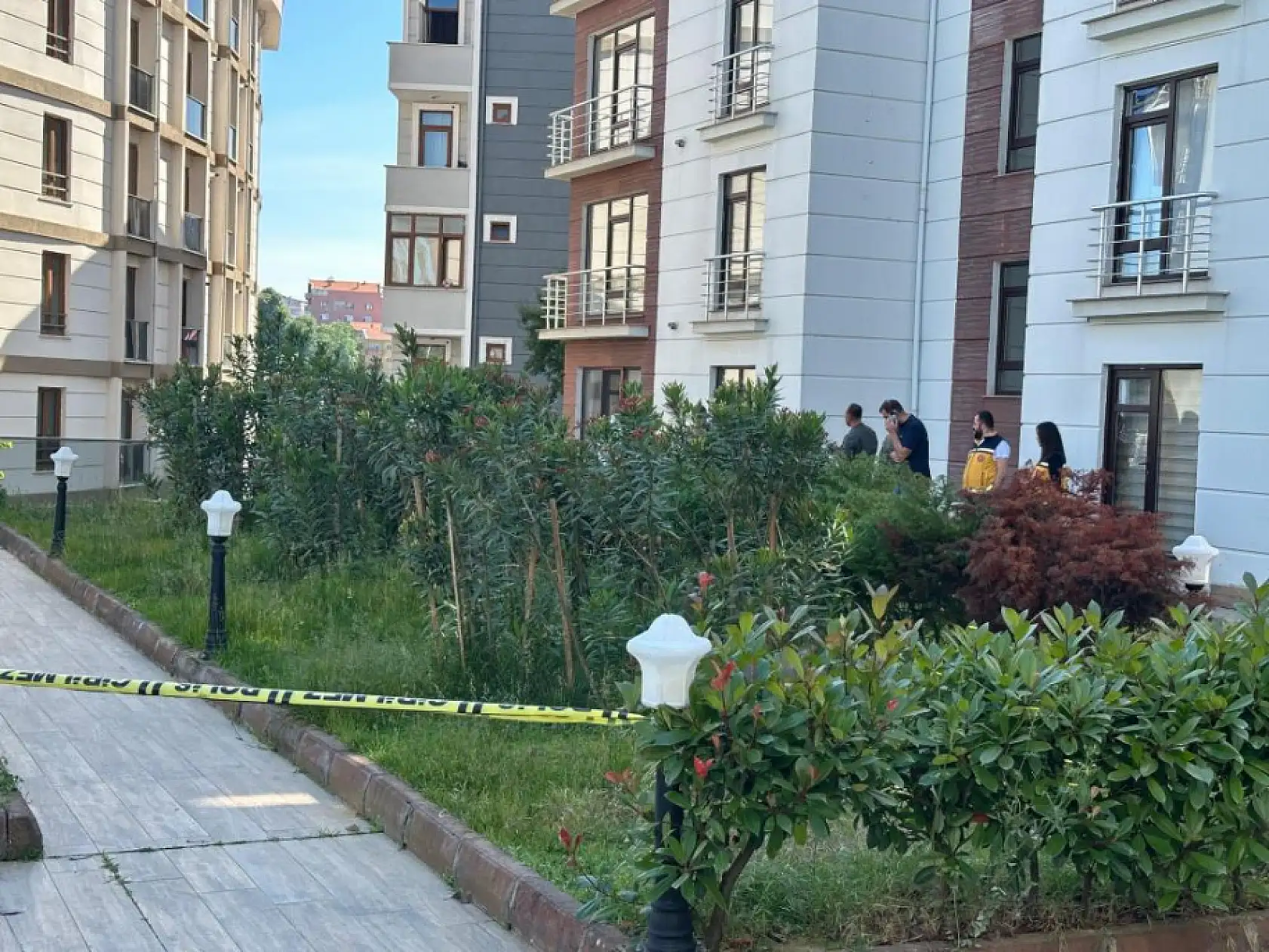 Apartman önünde korkunç olay: Genç kadın hayatını kaybetti
