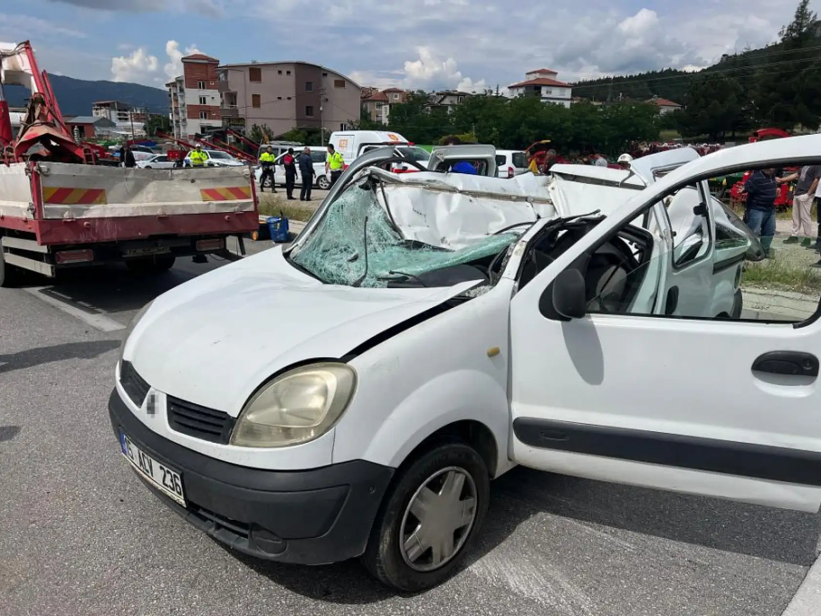 16 yaşındaki sürücü takla attı, araç hurdaya döndü!