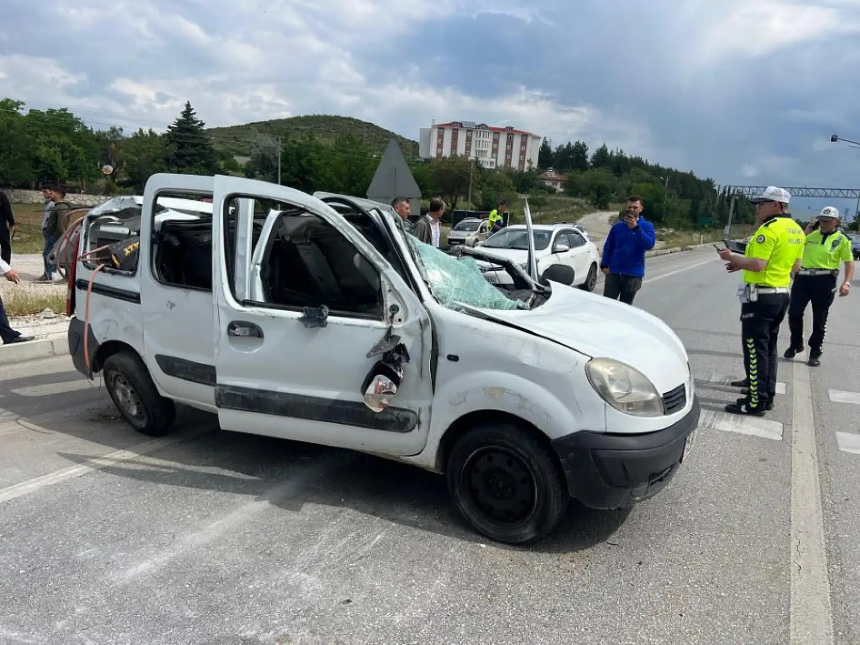 16 yaşındaki sürücü takla attı, araç hurdaya döndü!