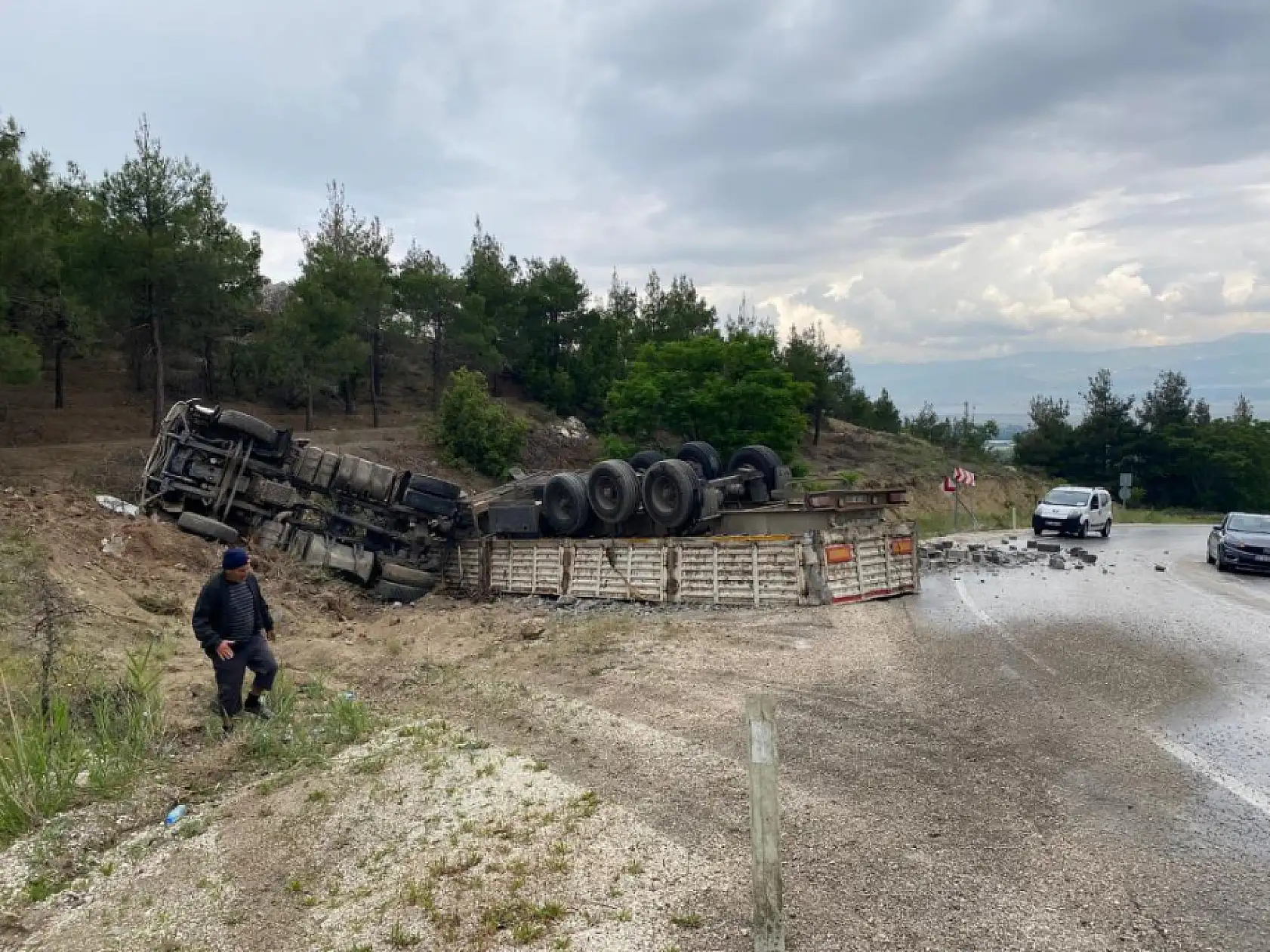 Yağışlı hava kazayı beraberinde getirdi, tuğla yüklü tır şarampole devrildi