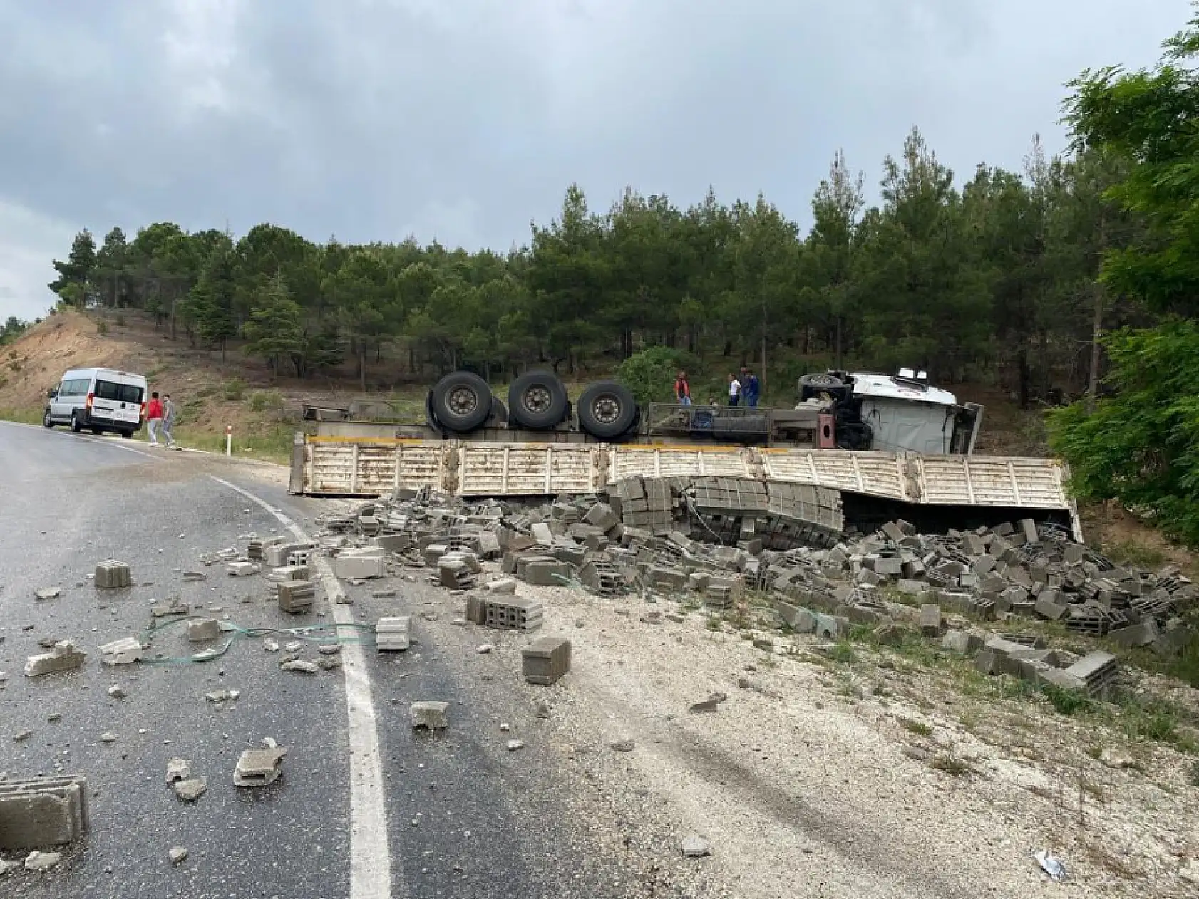 Yağışlı hava kazayı beraberinde getirdi, tuğla yüklü tır şarampole devrildi