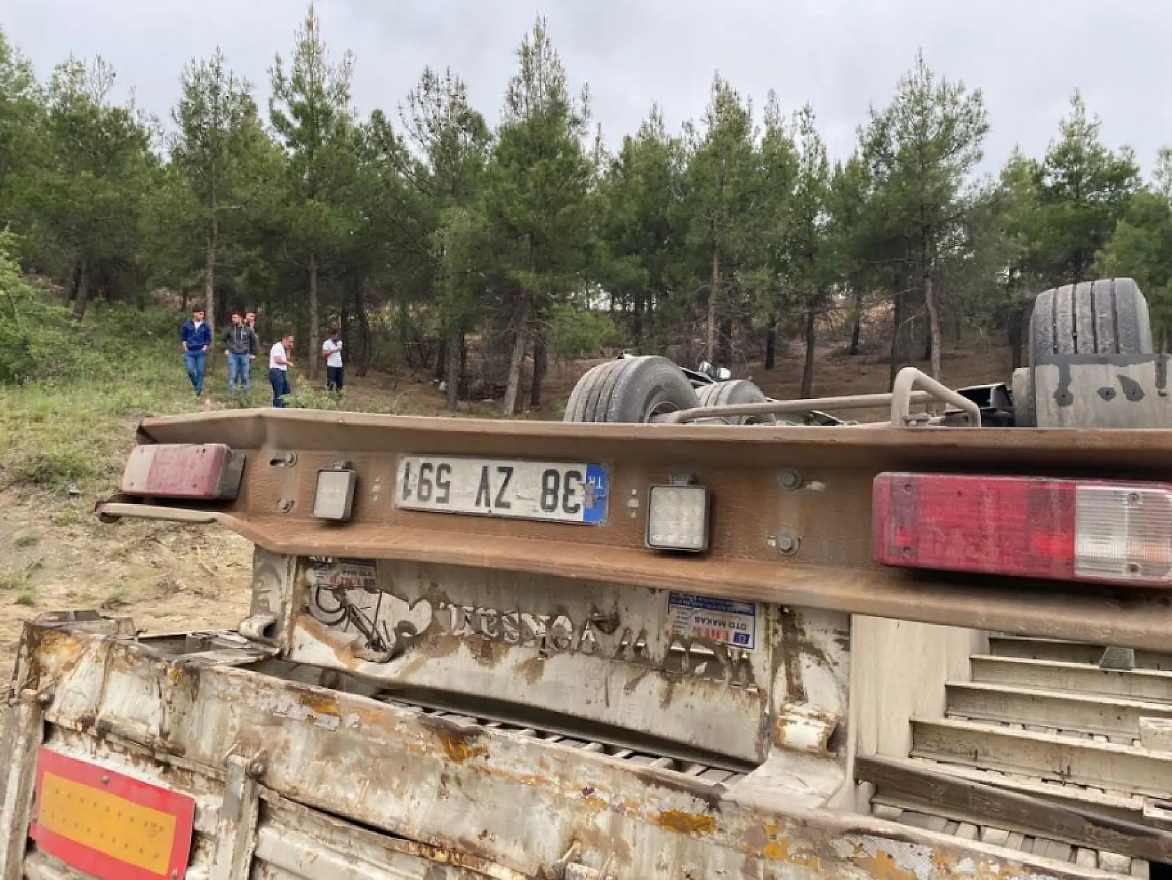 Yağışlı hava kazayı beraberinde getirdi, tuğla yüklü tır şarampole devrildi