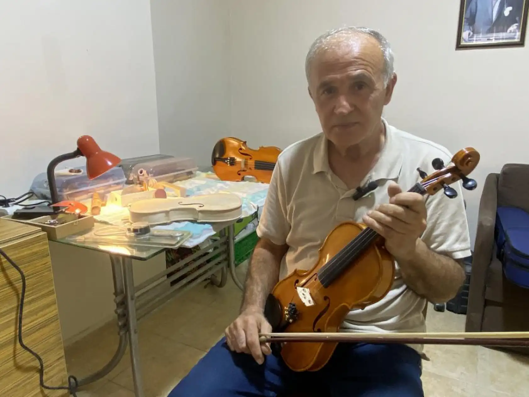 Annesinin altınlarını bozdurup aldığı keman, emekliliğinde mesleği oldu