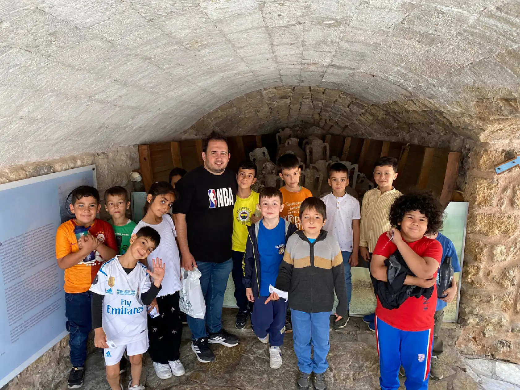 Menteşeli çocuklar tarihi resmetti