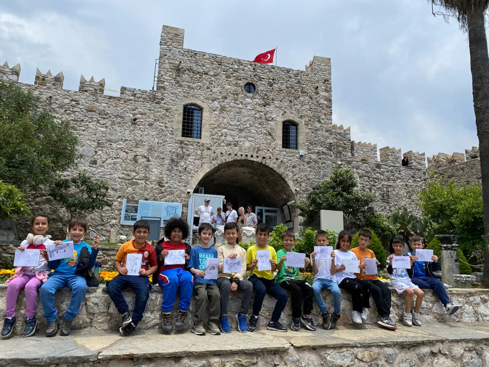 Menteşeli çocuklar tarihi resmetti