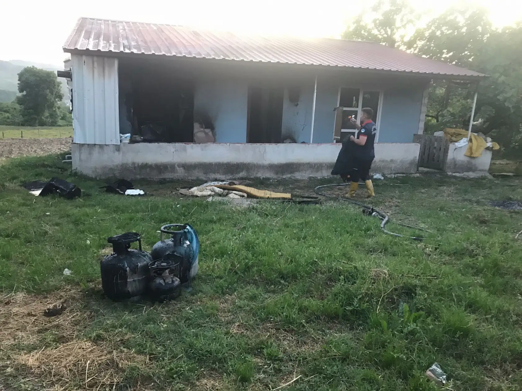 Sevgilisiyle kaldığı evi yaktı, kaçarken kaza yaptı