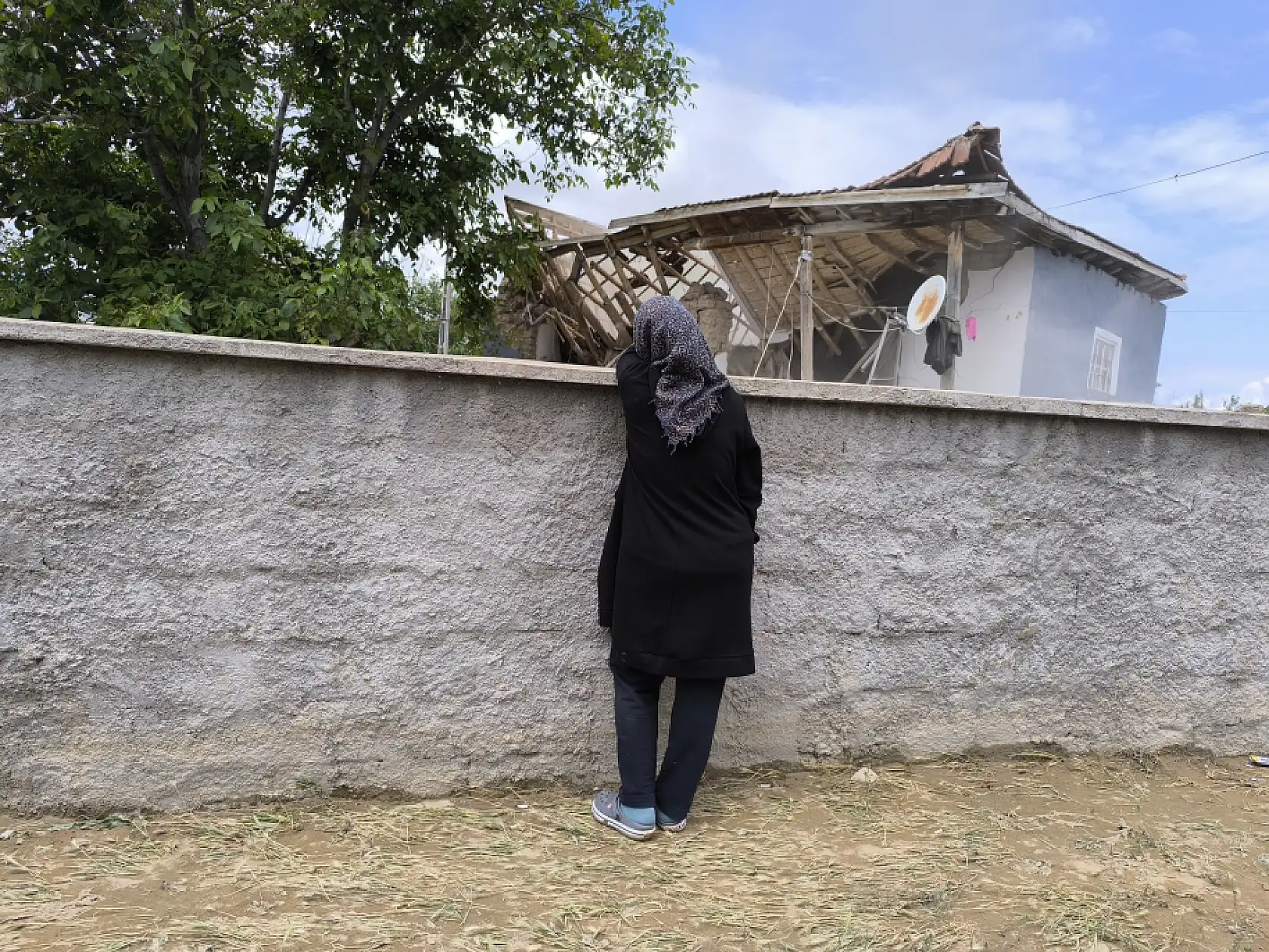 Evini kaybetti, ekmek teknesini enkazdan çıkardı