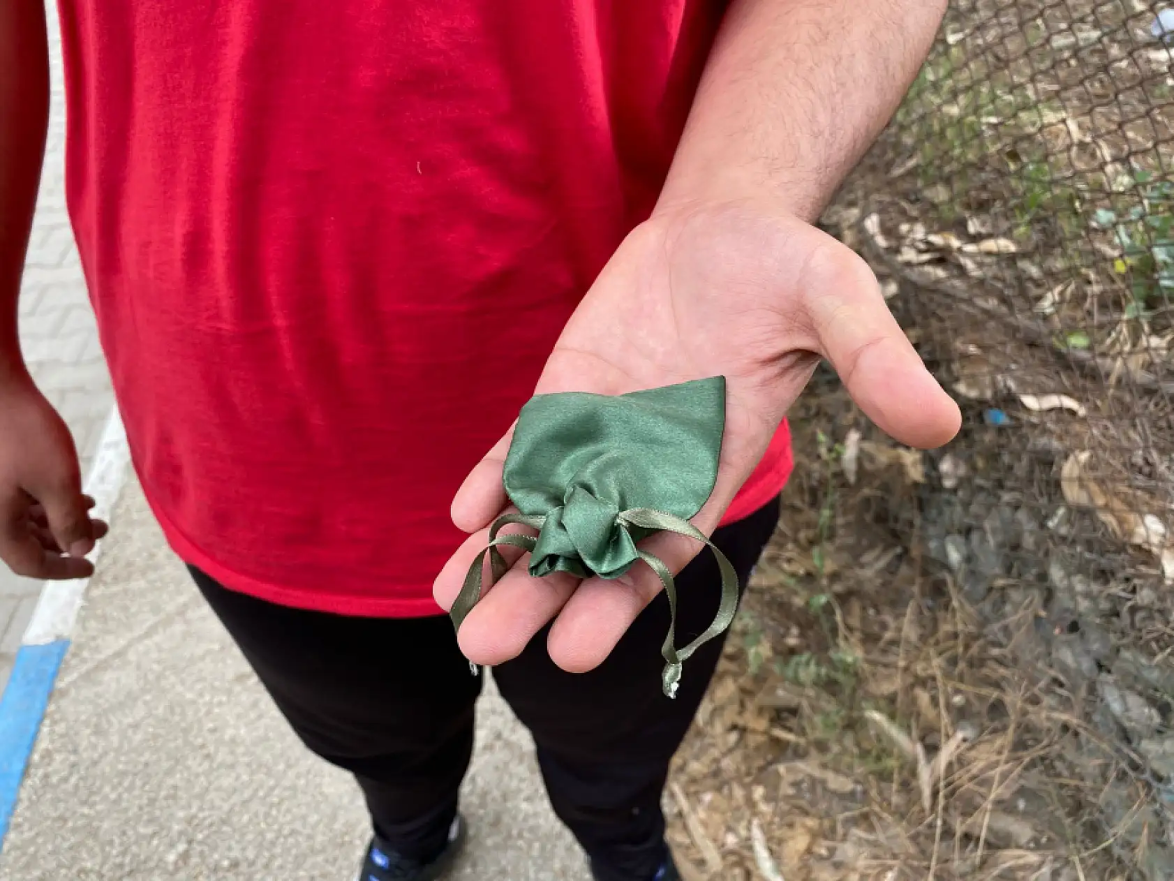 Yerde bulduğu 40 bin TL'lik altını sahibine teslim etti