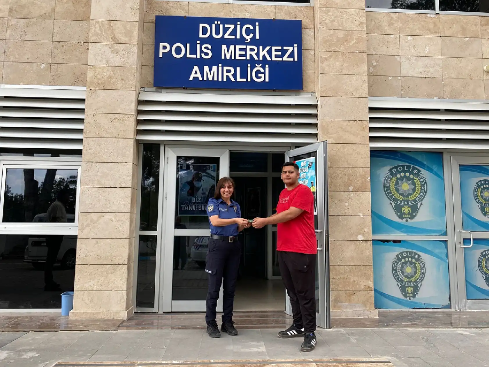 Yerde bulduğu 40 bin TL'lik altını sahibine teslim etti