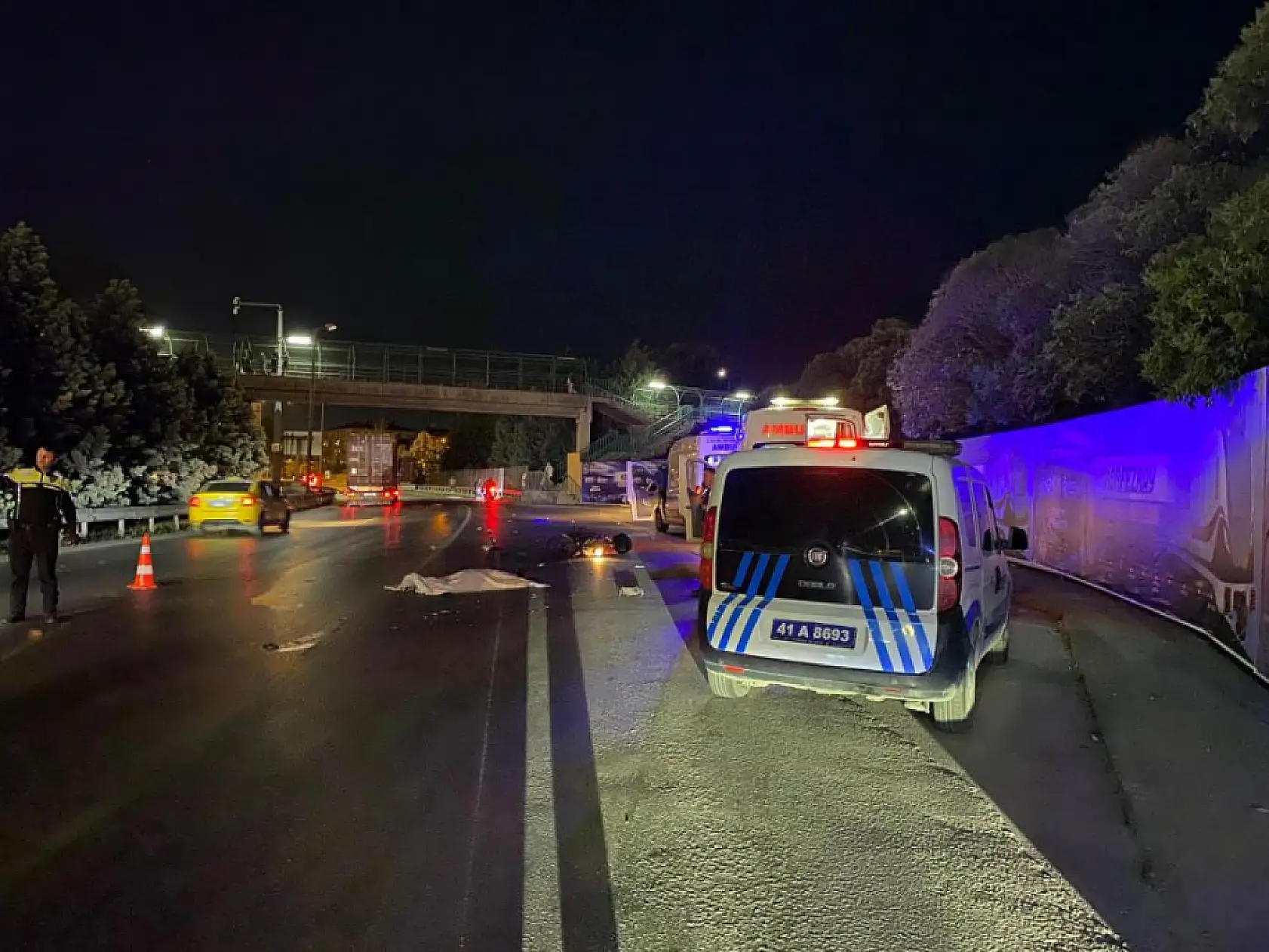 Feci kaza: Tırın altında kalan sürücü olay yerinde can verdi