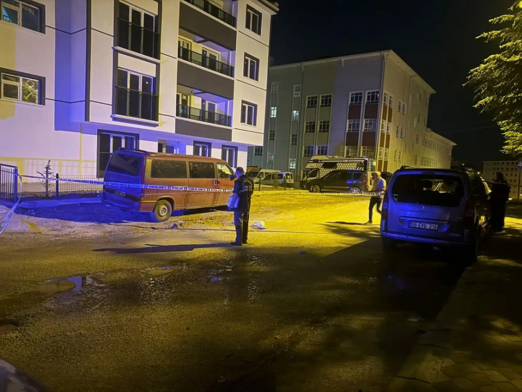 Annesiyle boşanma aşamasındaki babasını sokak ortasında bıçakladı