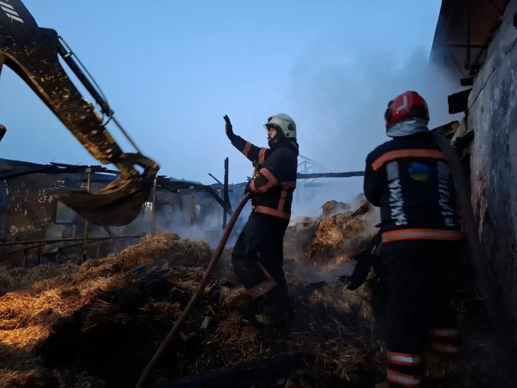 Bayram öncesi felaket: Ahırda çıkan yangın, satışı yapılan 16 büyükbaşı telef etti