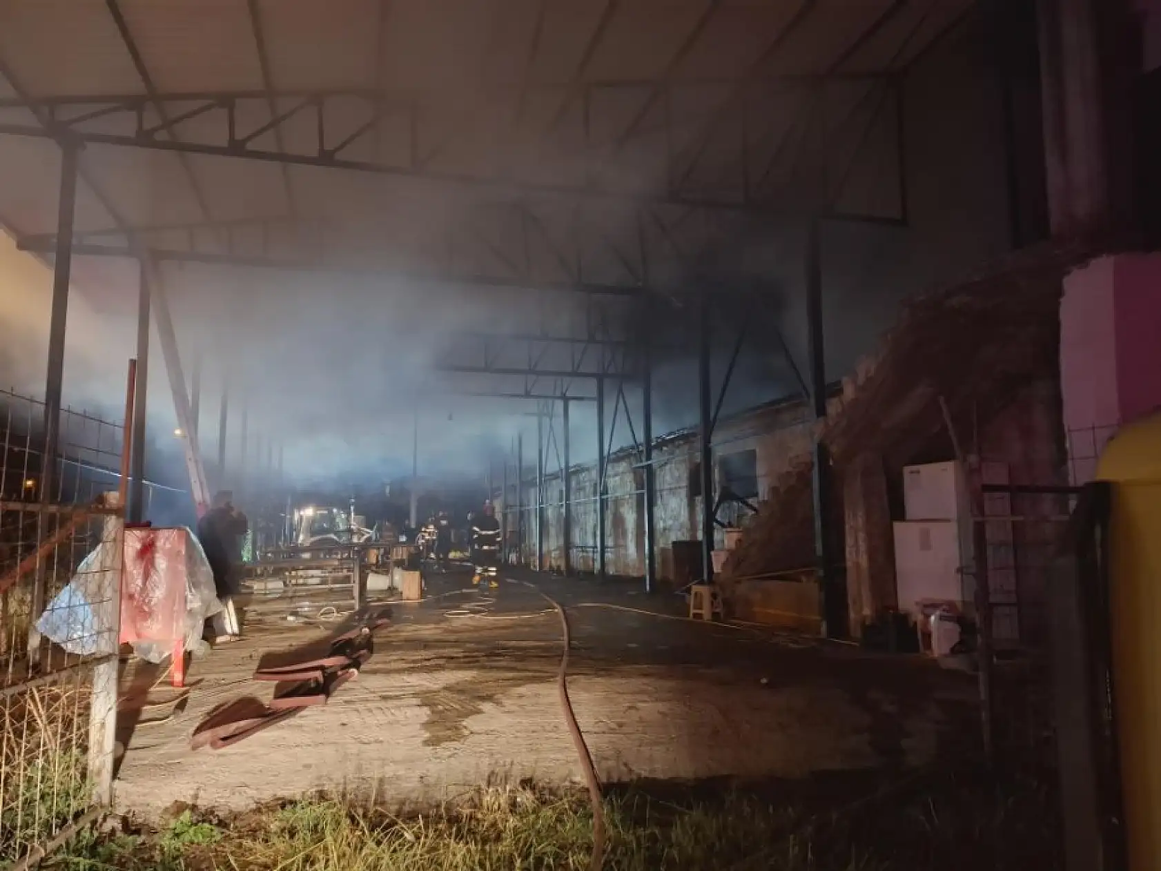 Bayram öncesi felaket: Ahırda çıkan yangın, satışı yapılan 16 büyükbaşı telef etti