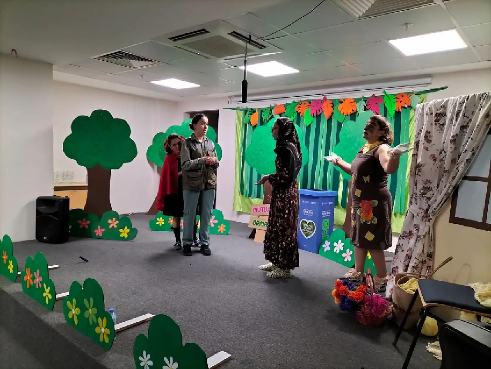 Köyceğiz'de veliler tiyatro oyuncularına taş çıkarttı