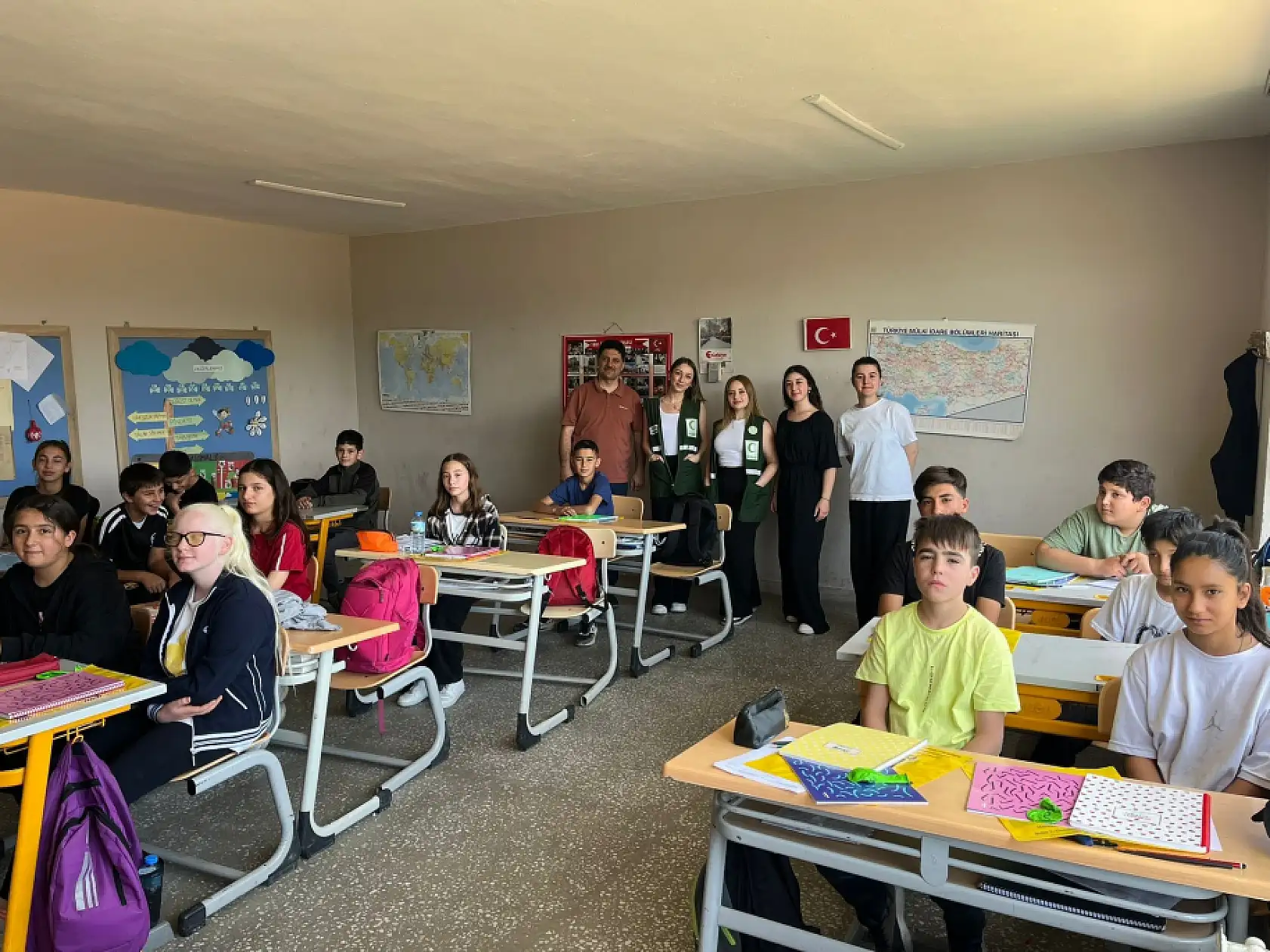 Üniversite öğrencilerinden köy okuluna anlamlı destek