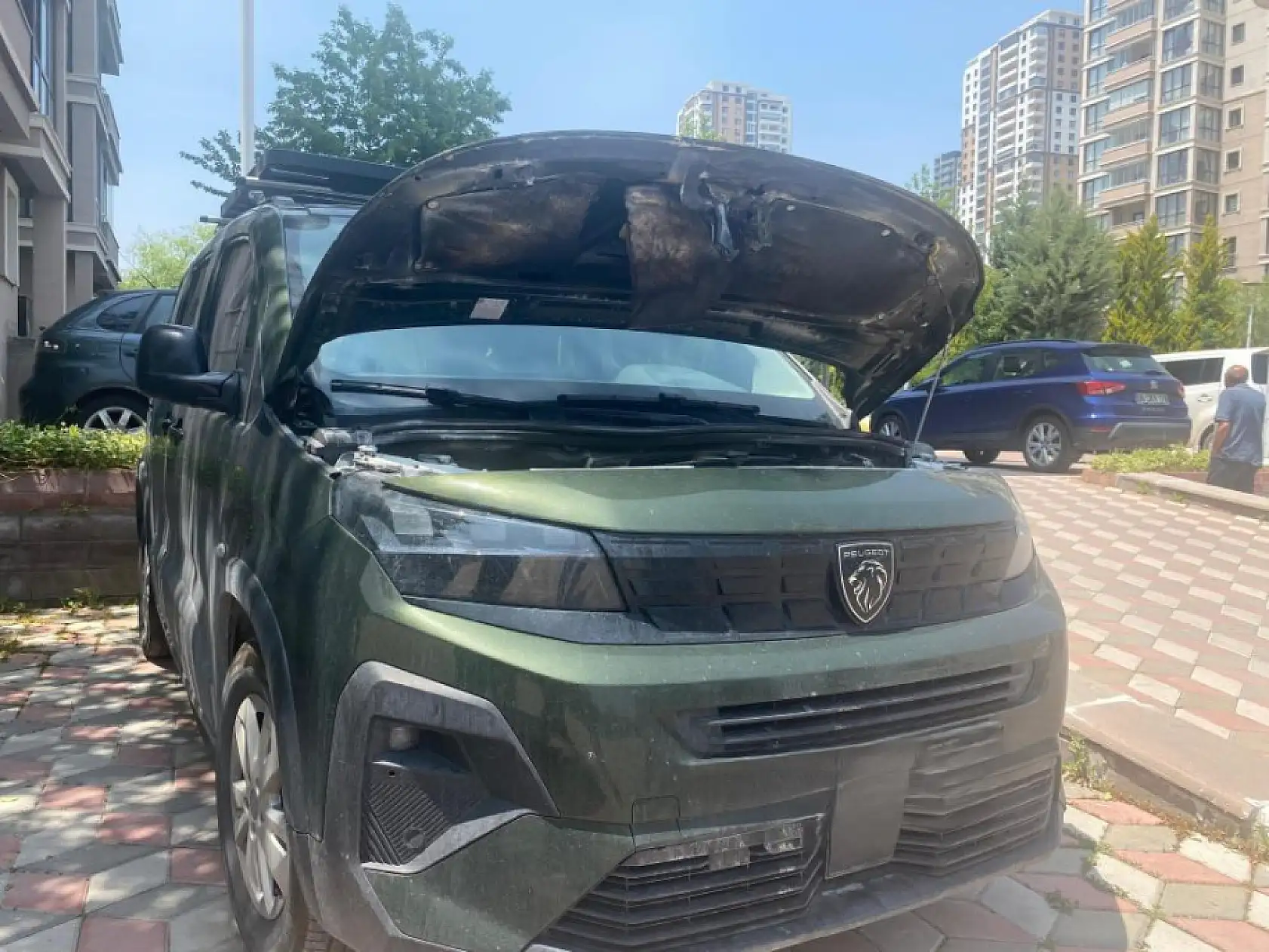 Yeni aldığı Peugeot marka arabası önce 4 kere servise girdi sonra otoparkta alev aldı