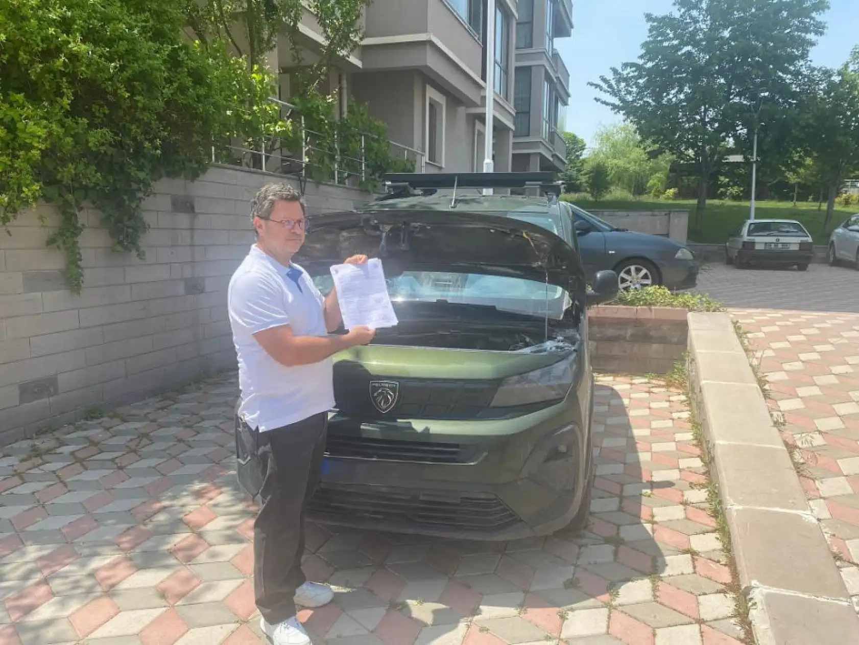Yeni aldığı Peugeot marka arabası önce 4 kere servise girdi sonra otoparkta alev aldı
