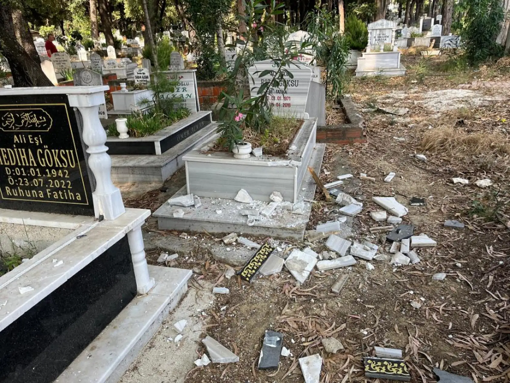 Bayram arifesinde mezarlığa gelen vatandaşlar hayatlarının şokunu yaşadı