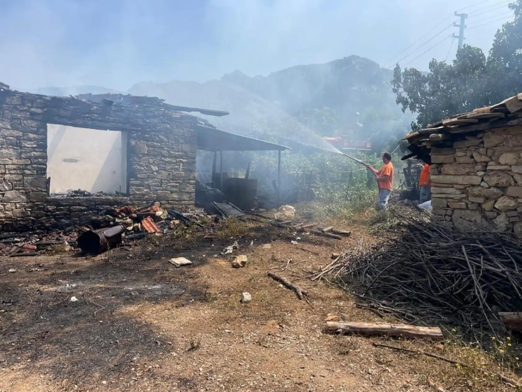 Yangında hem taştan yaptığı evini hem de biriktirdiği 80 bin lirayı kaybetti