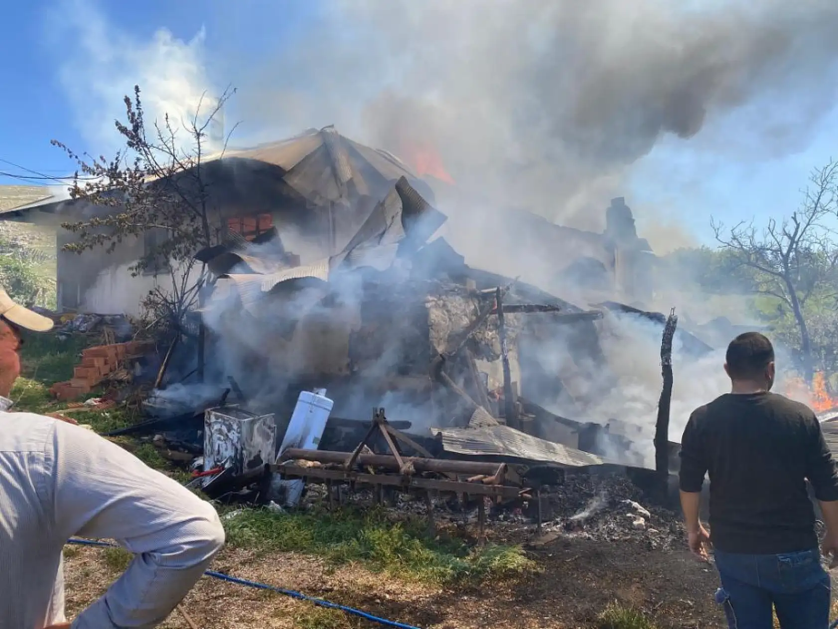 Yaşlı çiftin evi yandı, iki kurbanlığı telef oldu