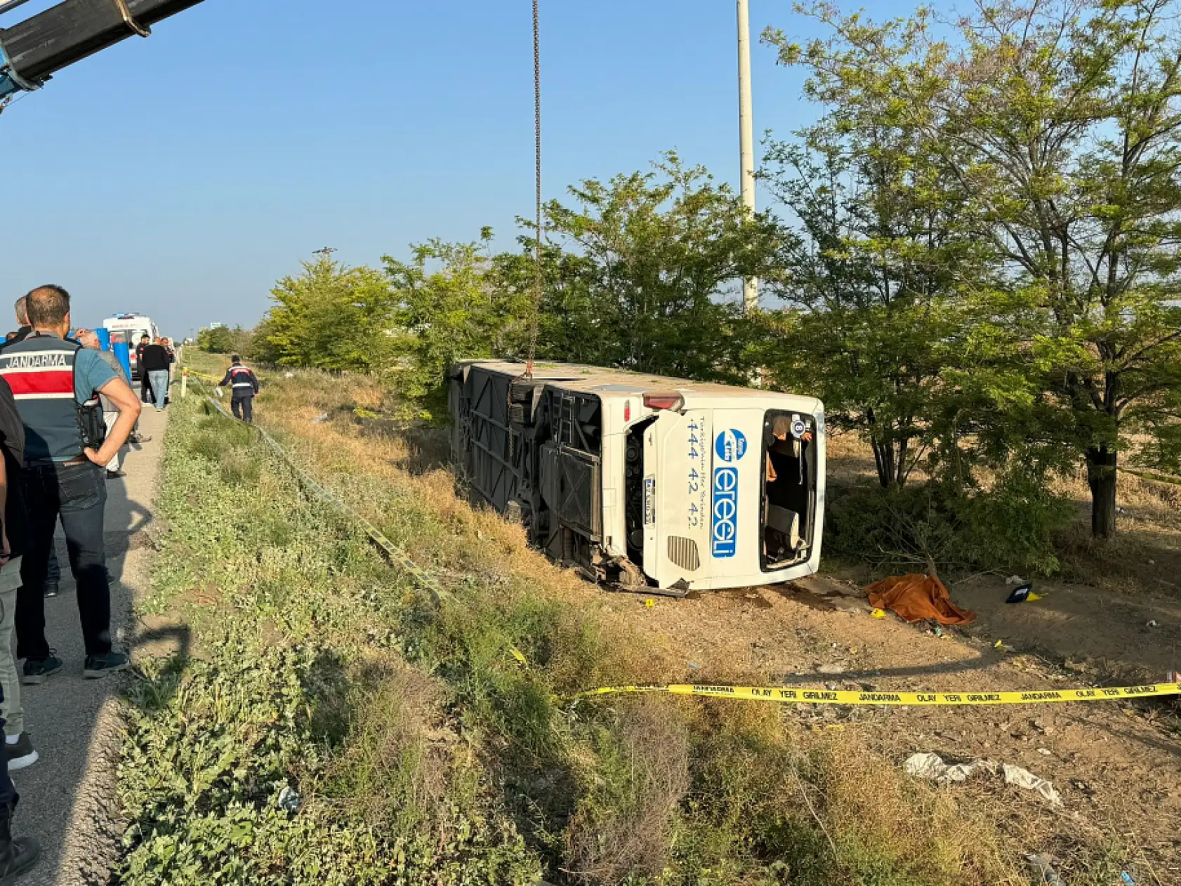 Konya'da yolcu otobüsü devrildi: 1 ölü, 23 yaralı