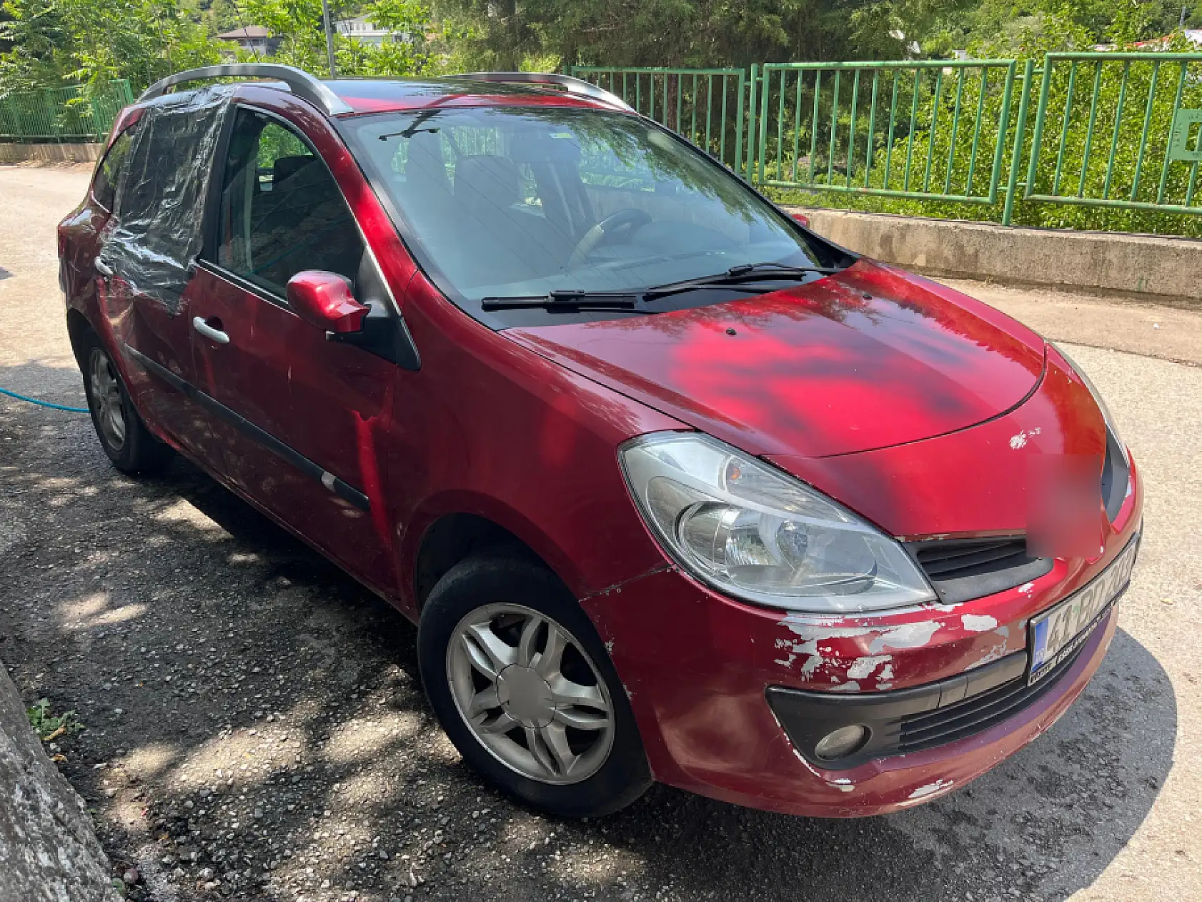 İpini koparan boğa 3 metre yükseklikten otomobilin üzerine düştü