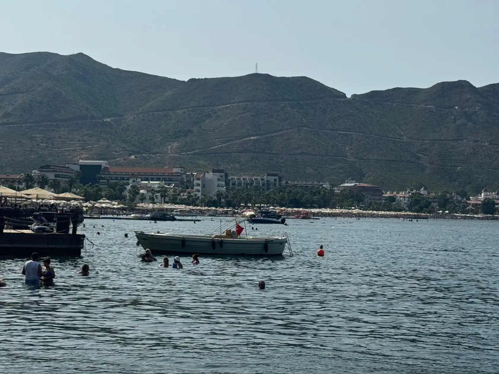 Marmaris'te bayram sıcaklığı: Tatilciler sahillere akın etti