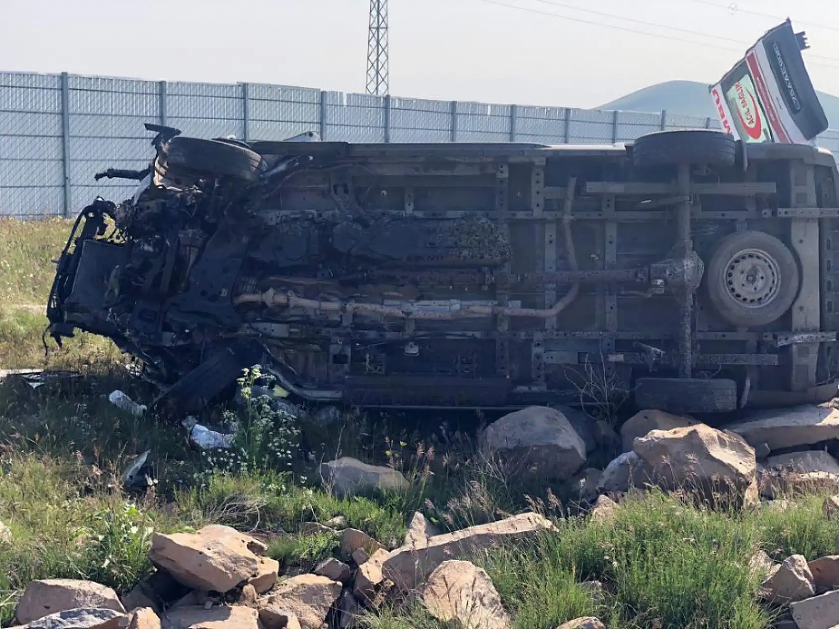 Doktor ve 3 sağlık görevlisi ölümden döndü! Ambulans şarampole yuvarlandı