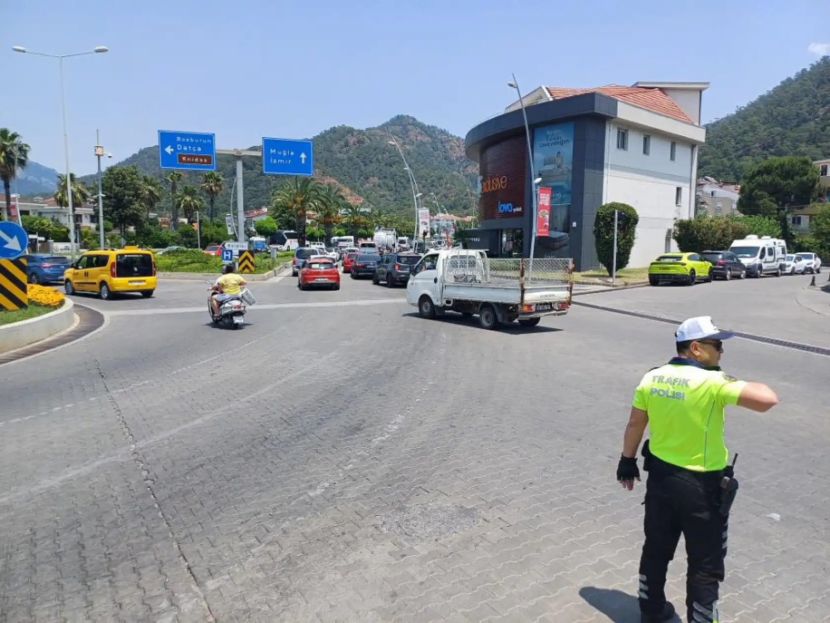 Marmaris'te tatilciler dönüş yolunda: Trafik yoğunluğu devam ediyor