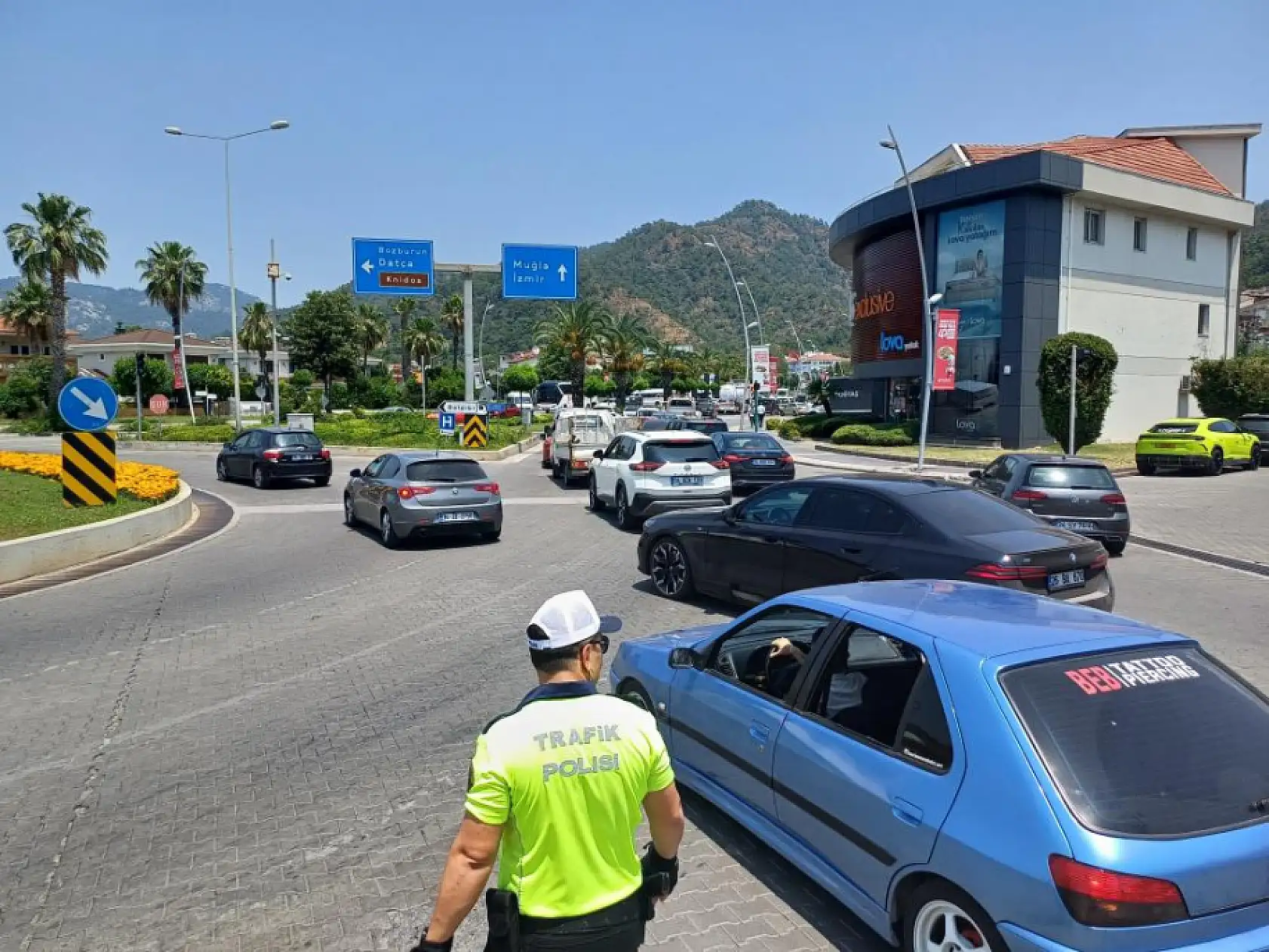 Marmaris'te tatilciler dönüş yolunda: Trafik yoğunluğu devam ediyor