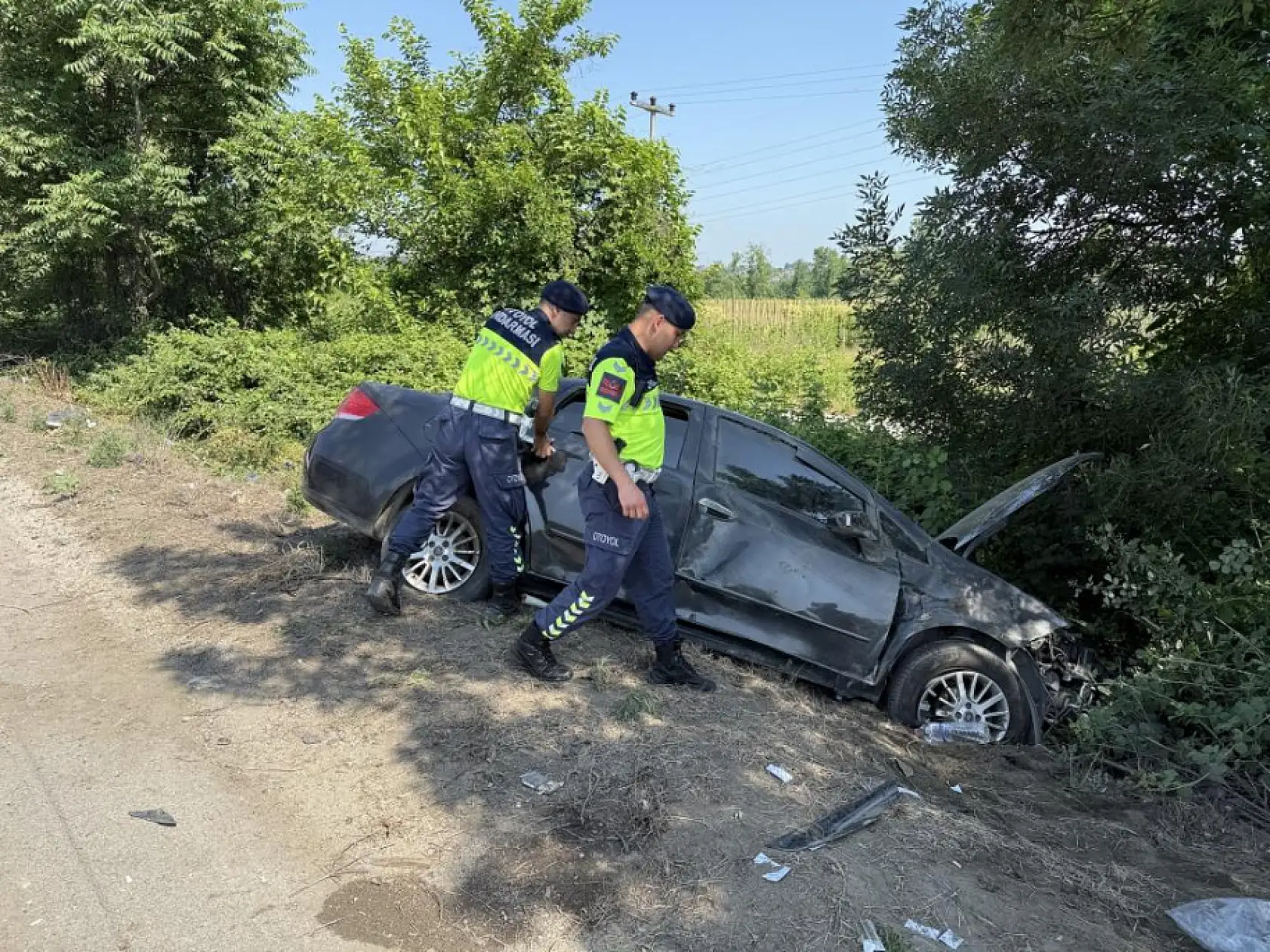 Kontrolden çıkarak bariyerlere çarpan otomobile tanker çarptı: 7 yaralı