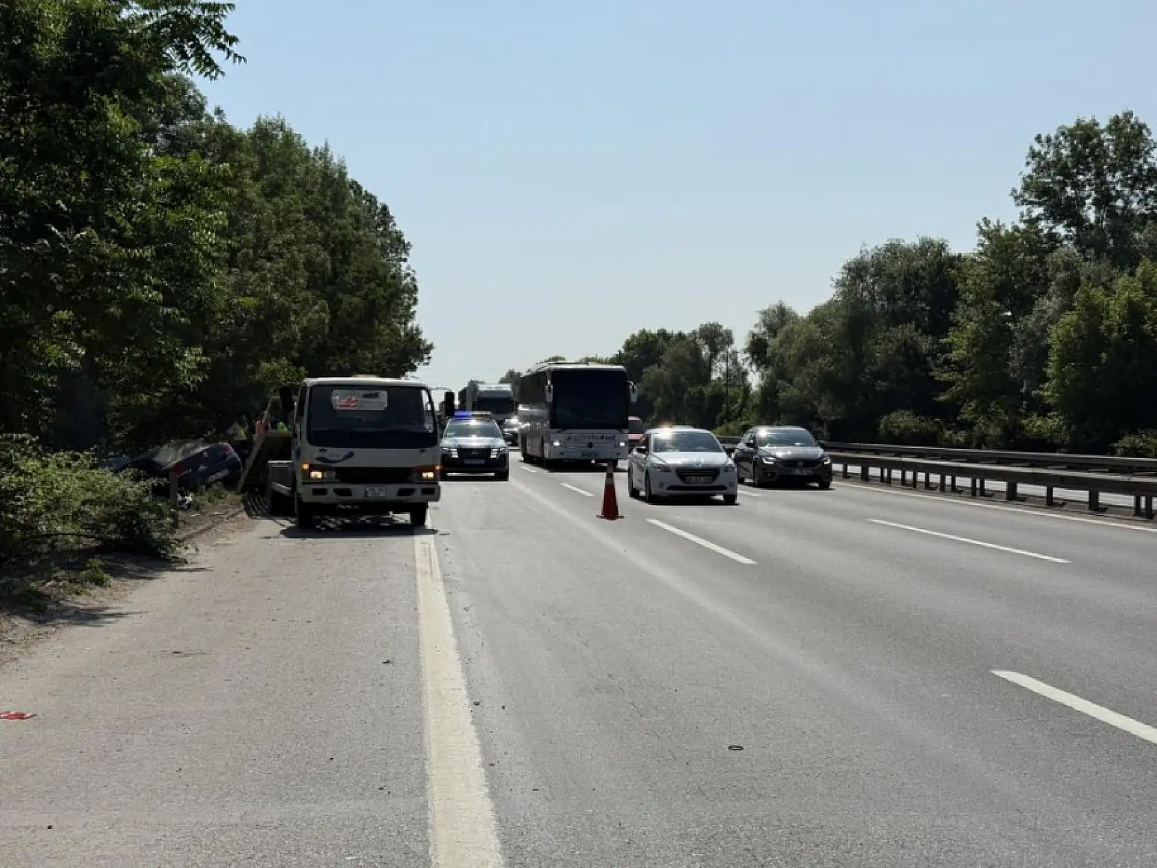 Kontrolden çıkarak bariyerlere çarpan otomobile tanker çarptı: 7 yaralı