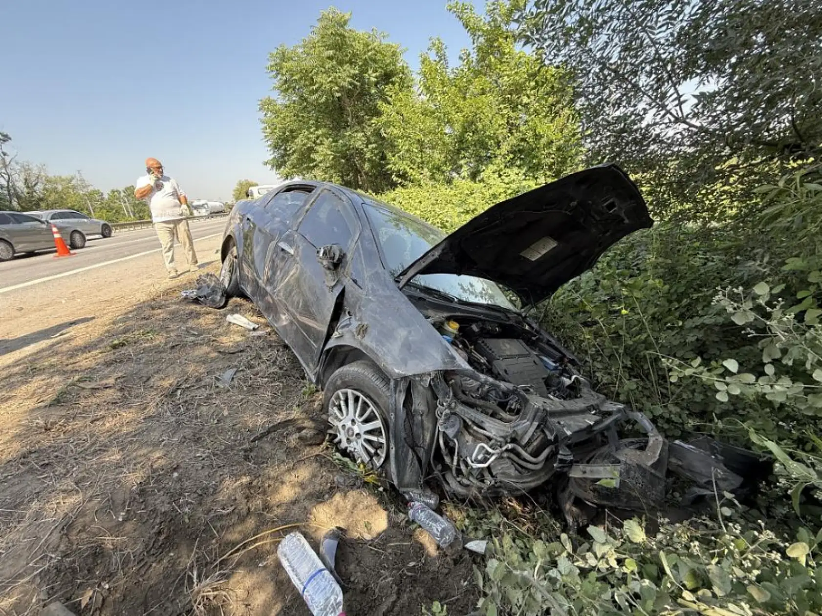 Kontrolden çıkarak bariyerlere çarpan otomobile tanker çarptı: 7 yaralı