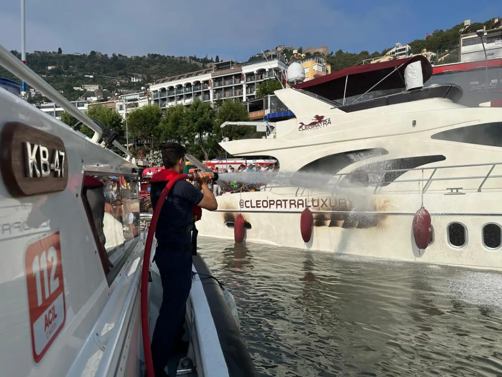 İskeleye bağlı lüks yat alevlere teslim oldu