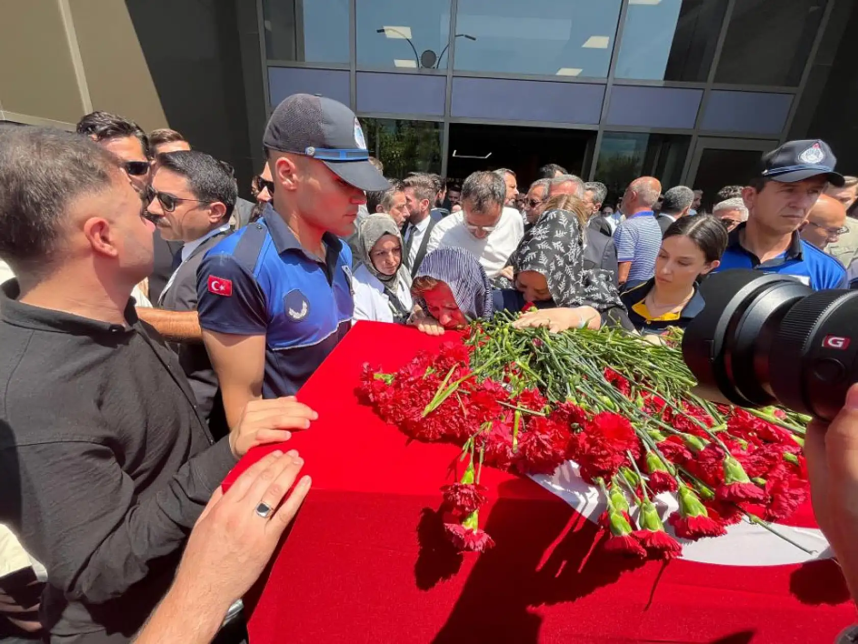 Belediye önünde Başkan Zeyrek'e acı veda