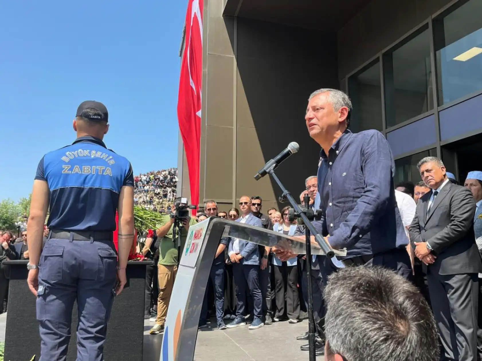 Belediye önünde Başkan Zeyrek'e acı veda