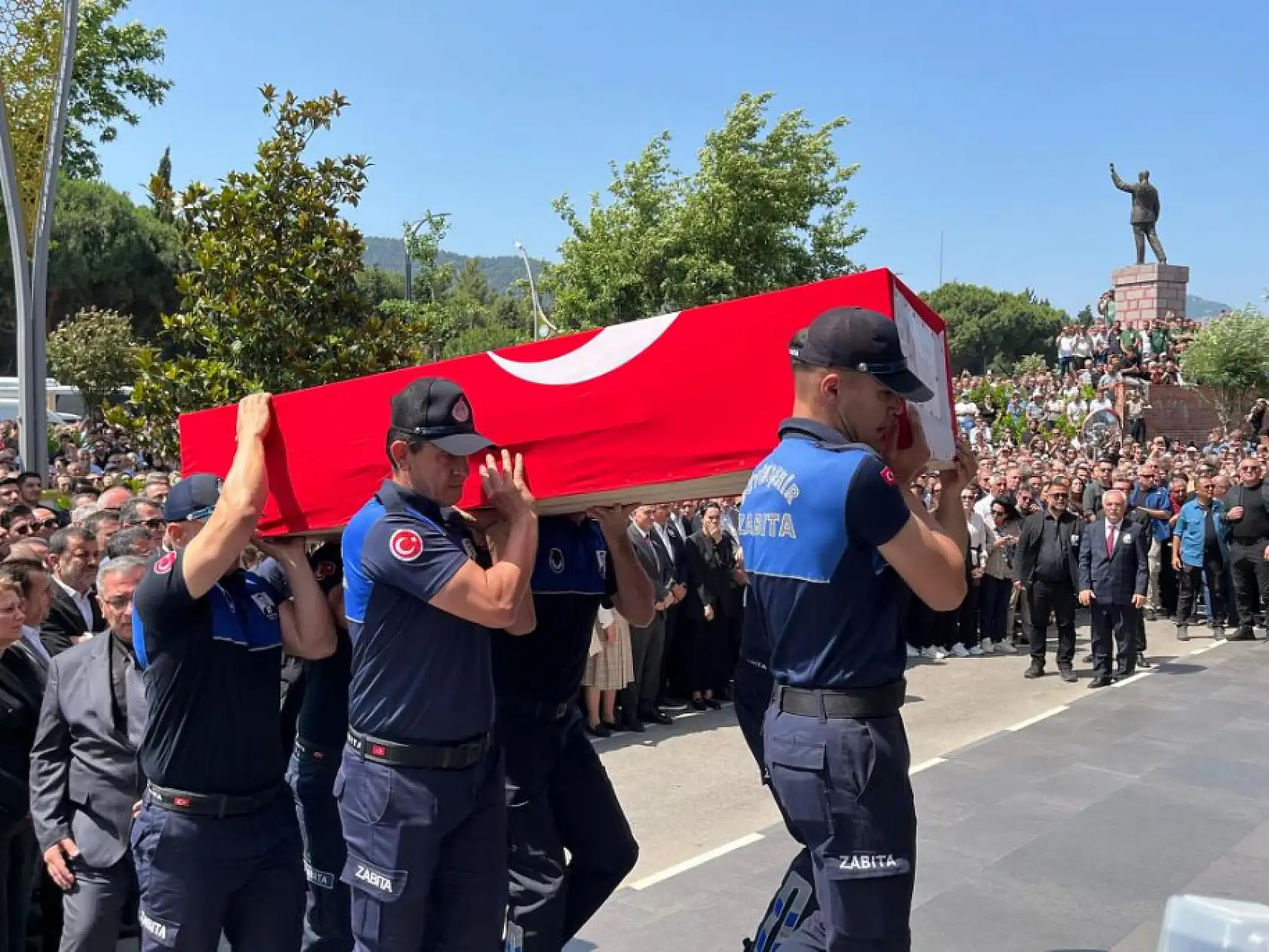 Belediye önünde Başkan Zeyrek'e acı veda