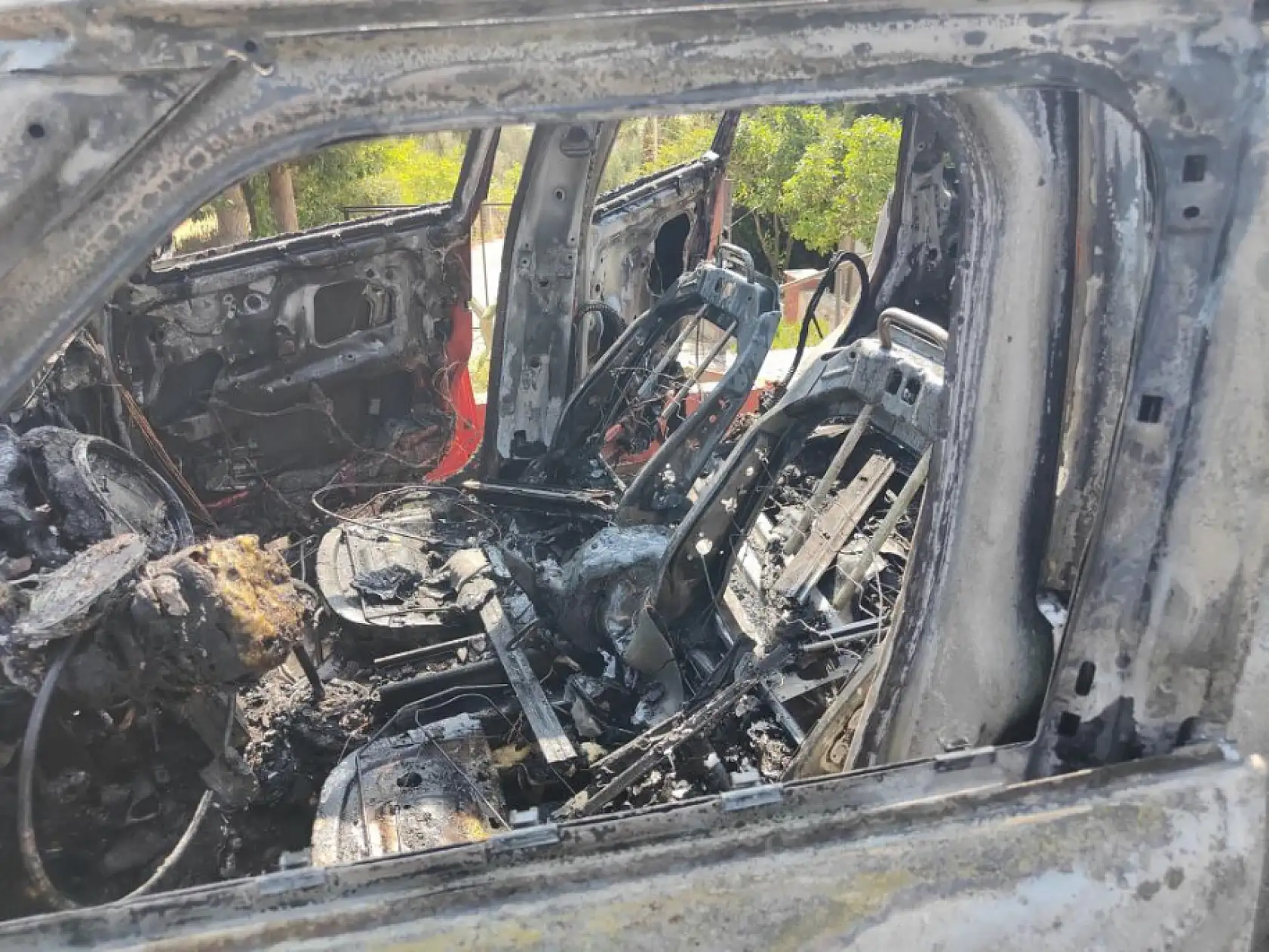 Seyir halindeyken alev topuna dönen araçtan geriye iskeleti kaldı