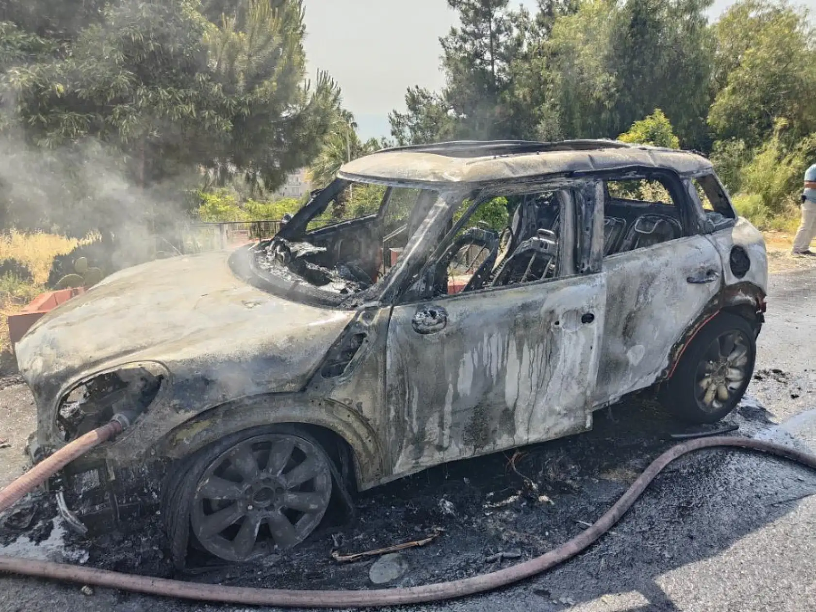 Seyir halindeyken alev topuna dönen araçtan geriye iskeleti kaldı