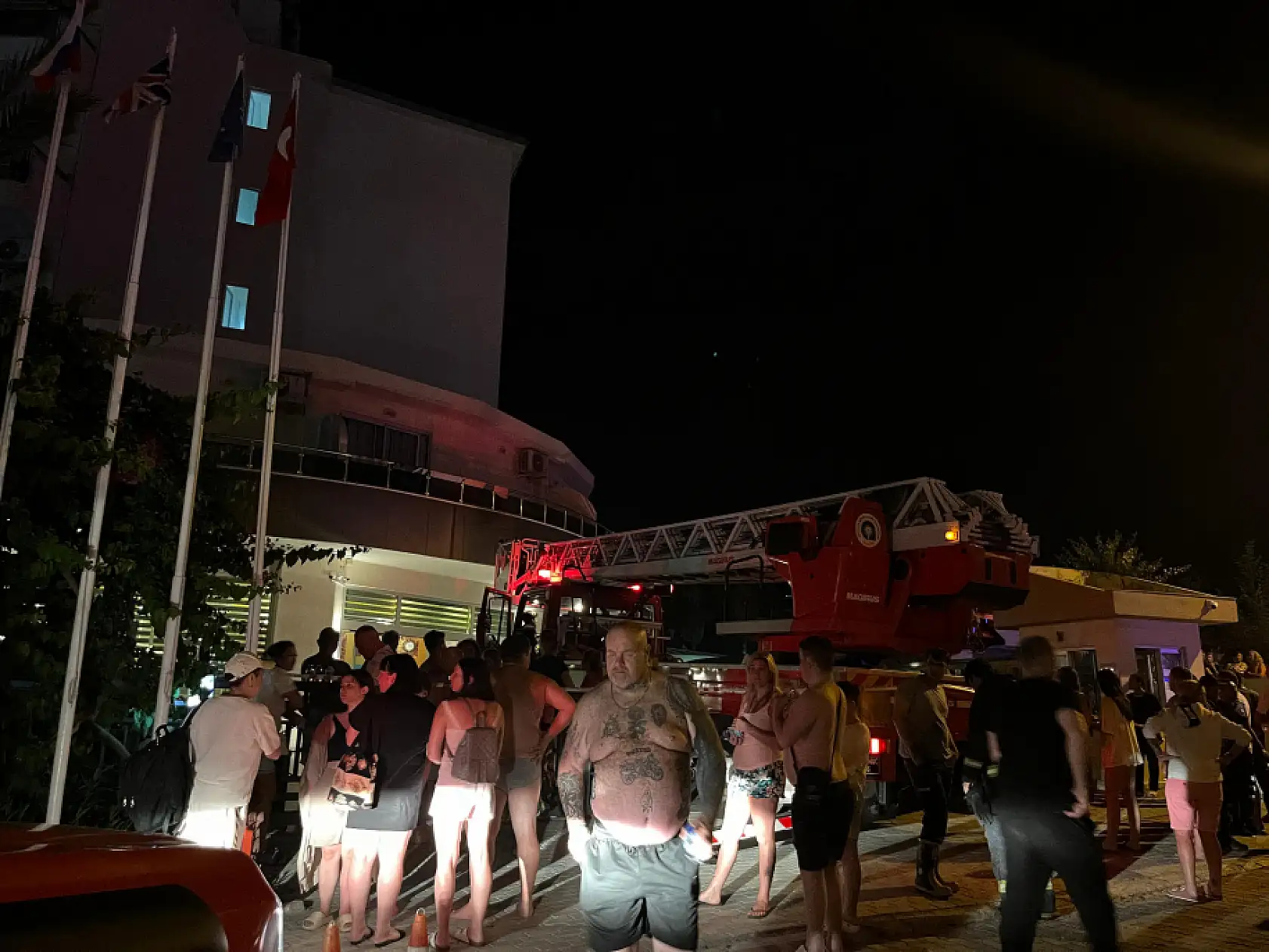 Alanya'da Otel Yangını: 622 Turist Tahliye Edildi, 3 Kişi Hastaneye Kaldırıldı
