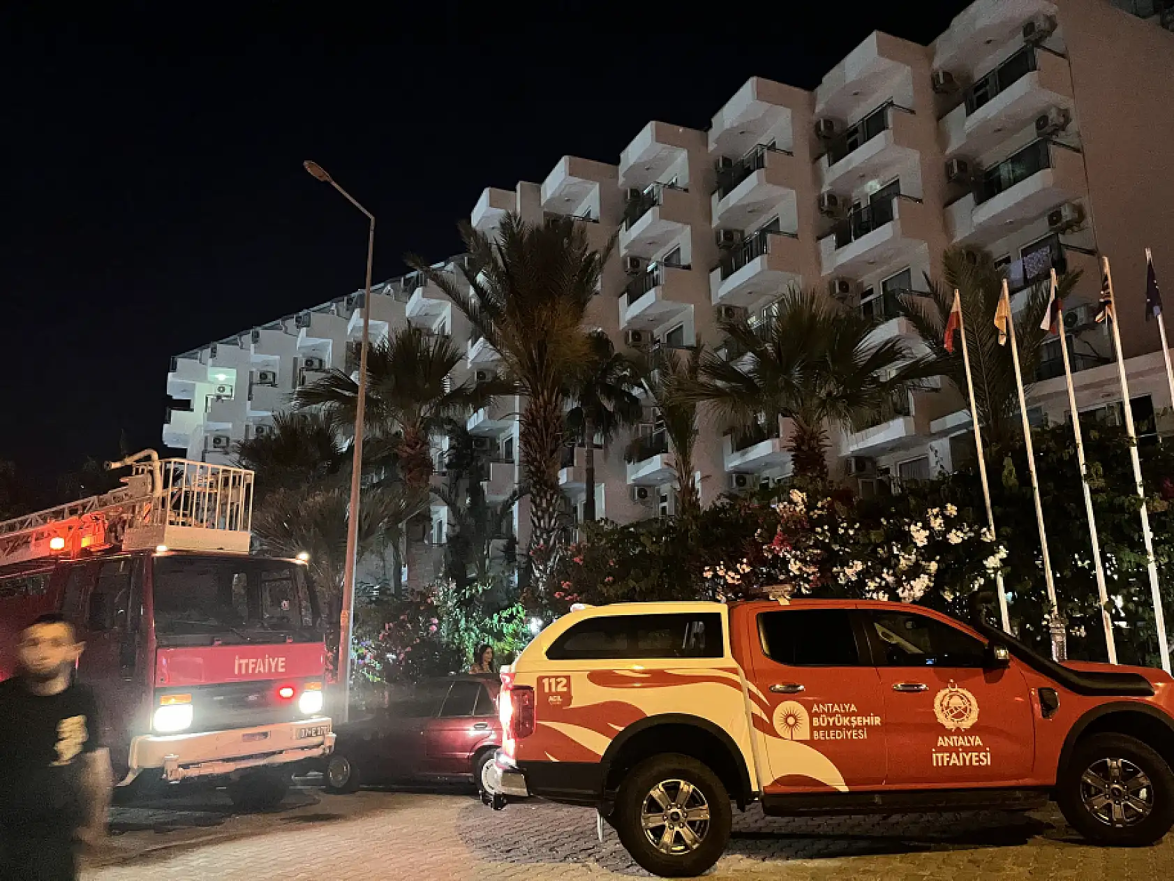 Alanya'da Otel Yangını: 622 Turist Tahliye Edildi, 3 Kişi Hastaneye Kaldırıldı