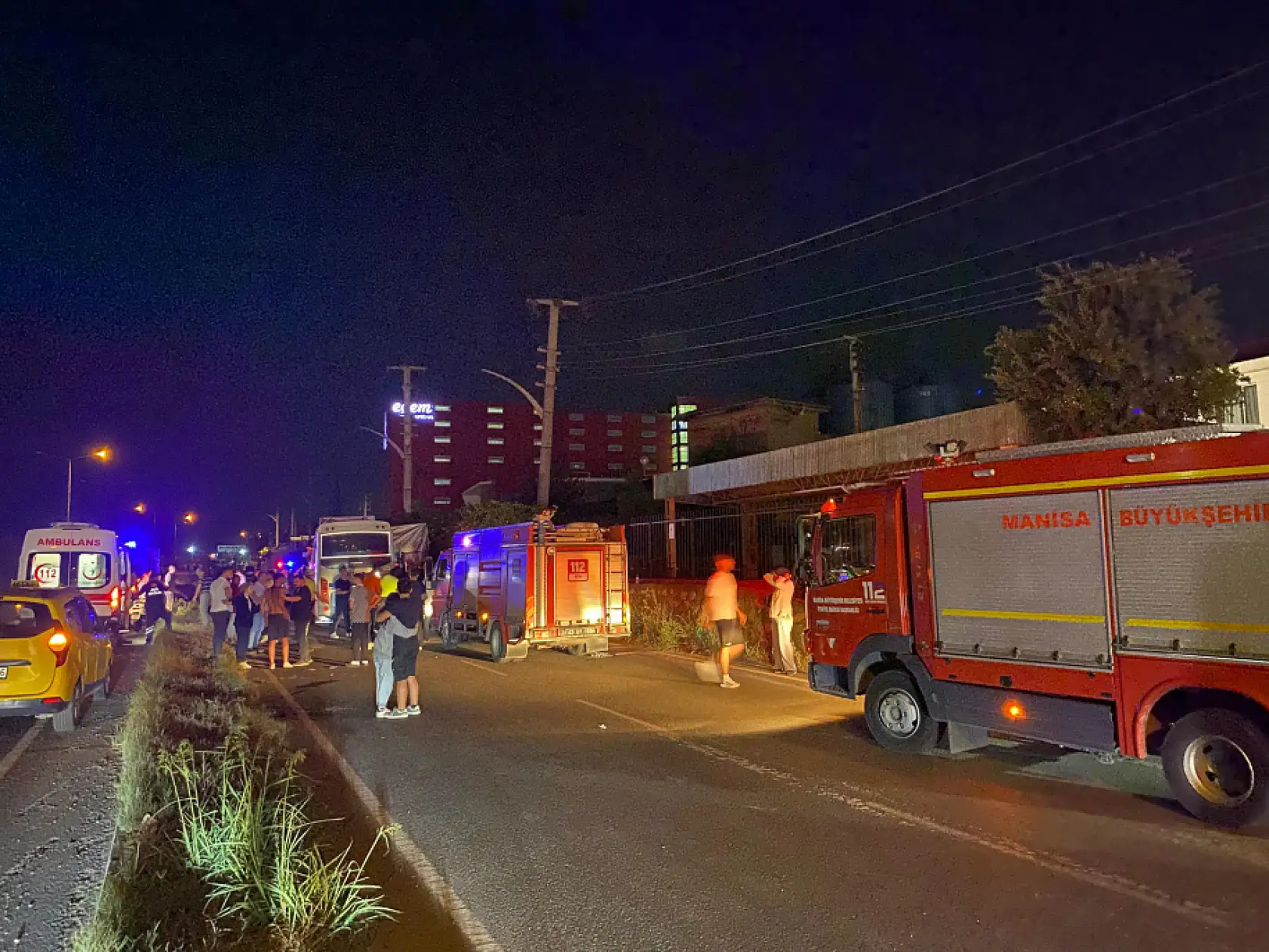 Yolun kenarında duran tıra işçi servisi çarptı