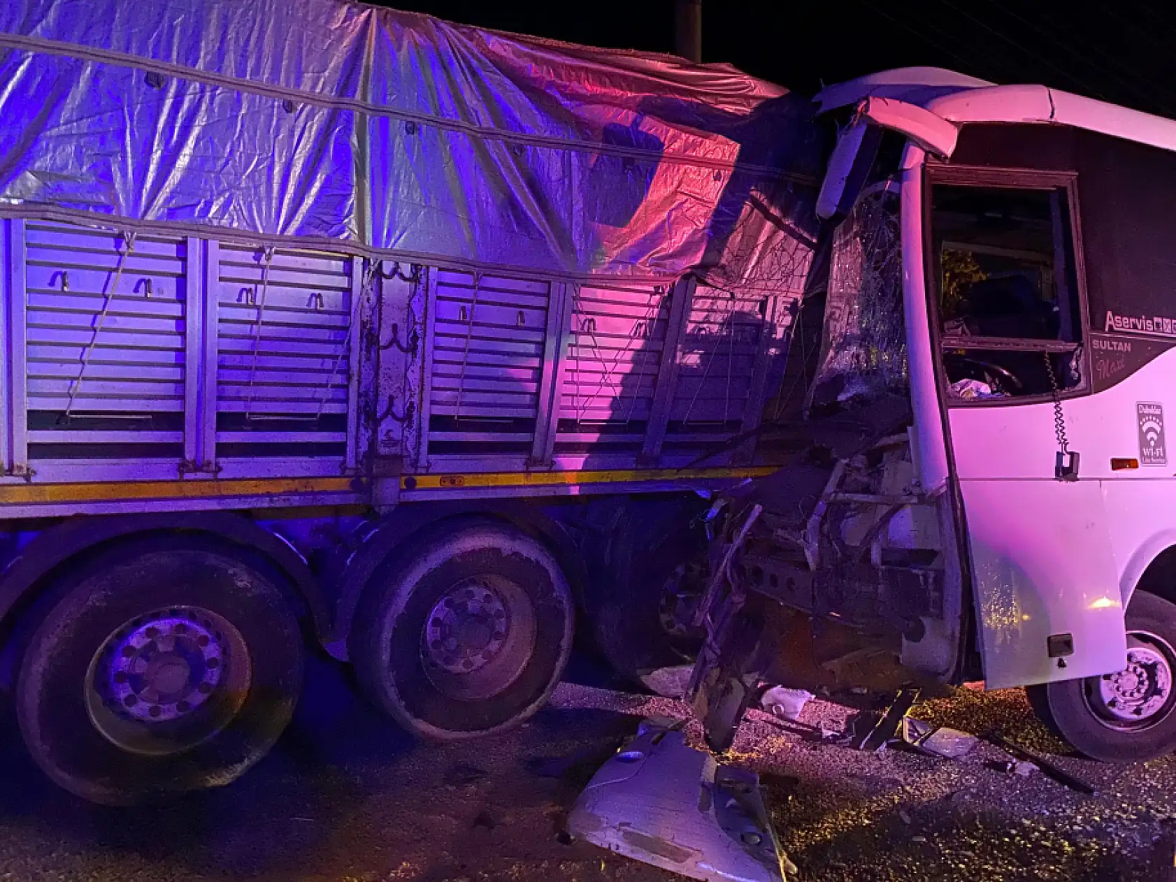 Yolun kenarında duran tıra işçi servisi çarptı