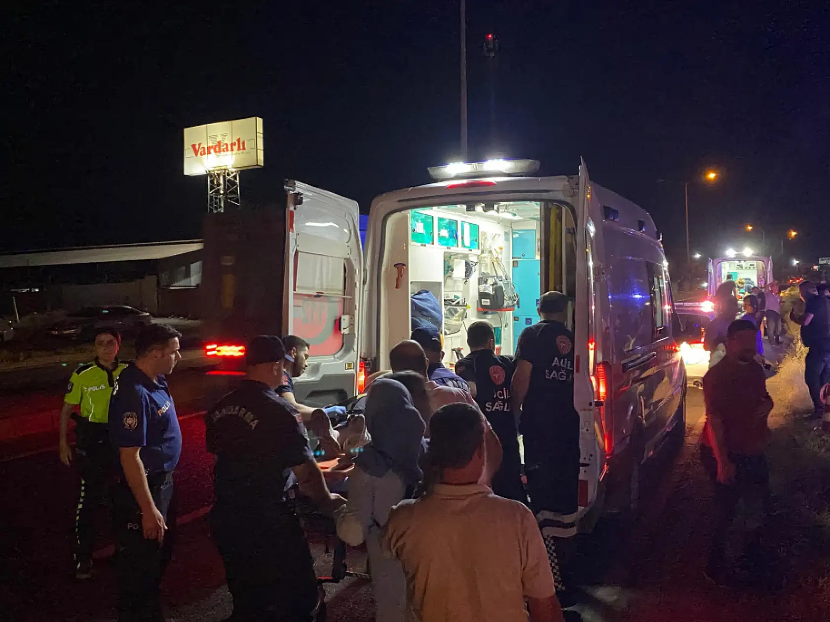 Yolun kenarında duran tıra işçi servisi çarptı