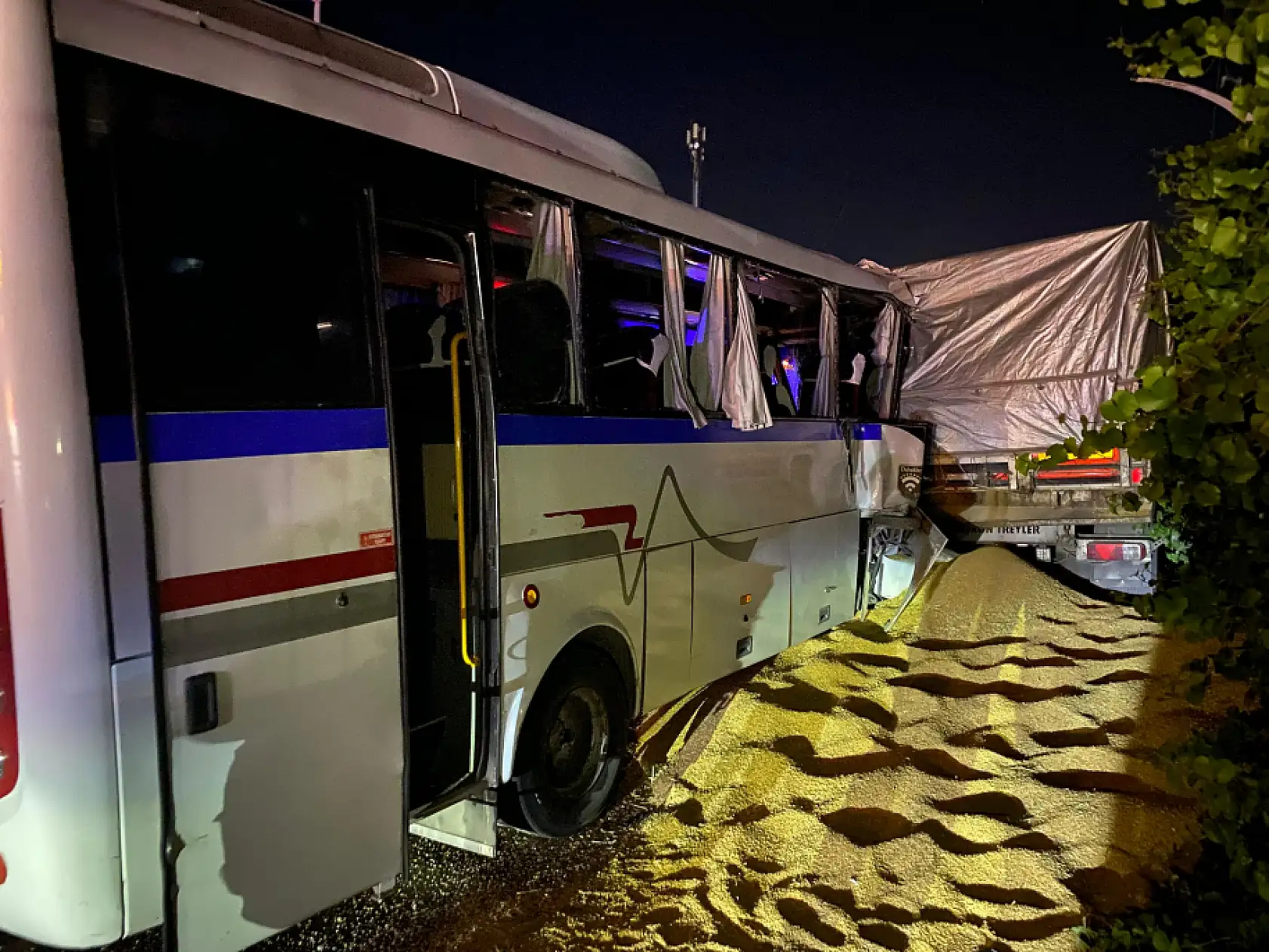 Yolun kenarında duran tıra işçi servisi çarptı