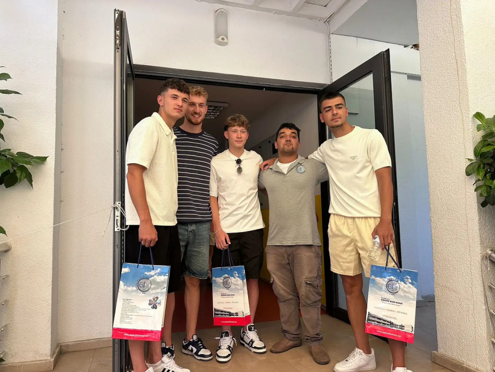 Trabzonspor U-19 takımı Marmaris'te minik yüreklerle buluştu