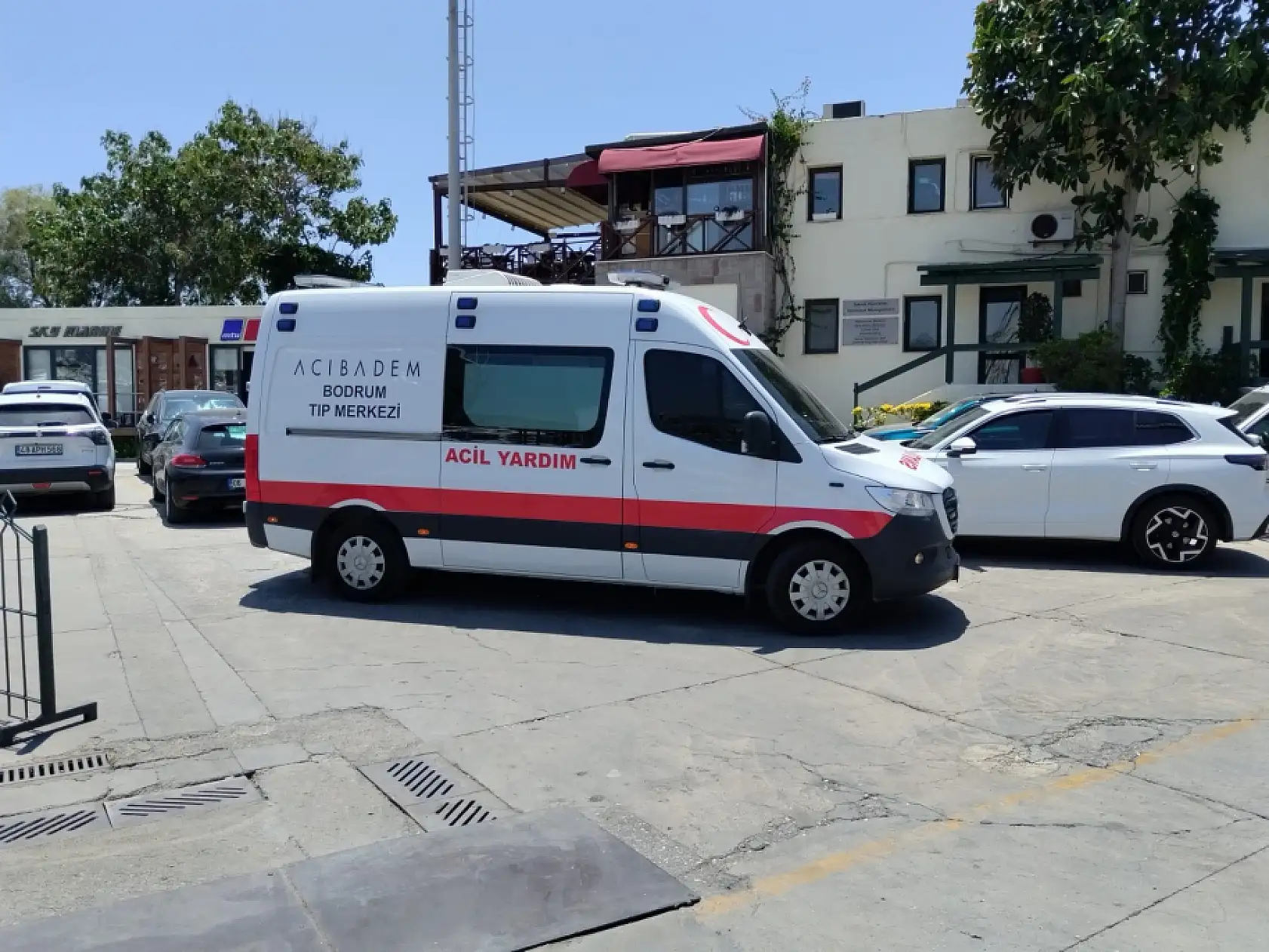 Denizde parmağı koptu, deniz ambulansıyla Bodrum'a getirildi