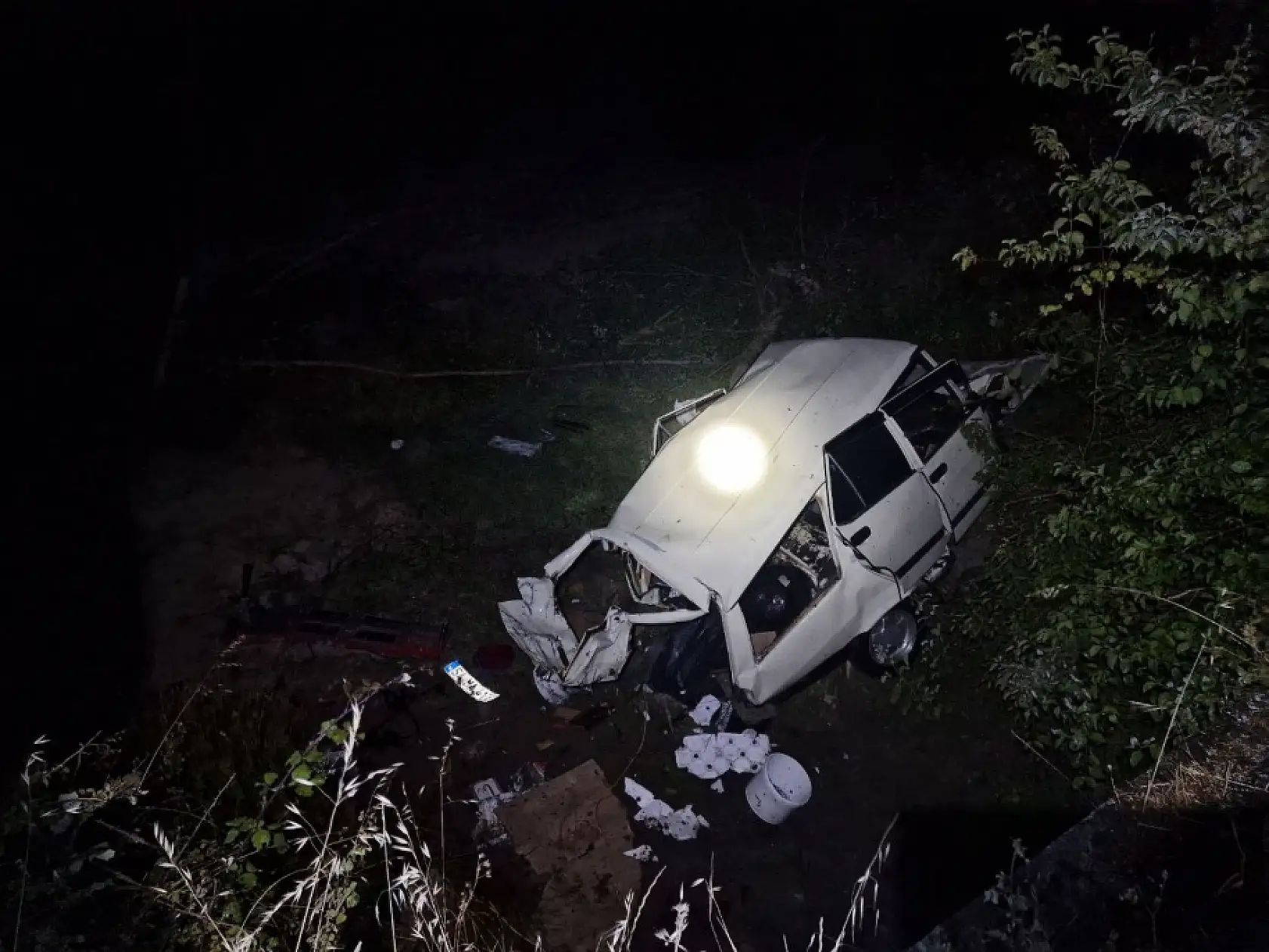 Yarış yaparken farları yanmayan otomobile çarpan motosikletler paramparça oldu: 2 ölü
